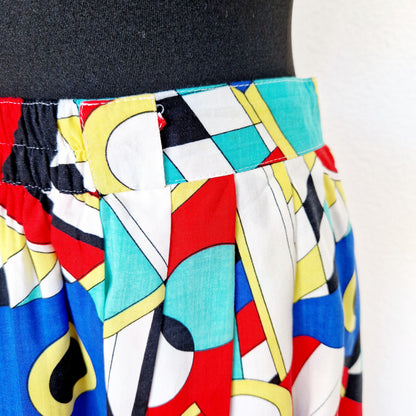Einzigartiger und nachhaltiger Vintage Rock in weiss-rot-blau. Unique and sustainable vintage skirt in white-red-blue. Close-up.