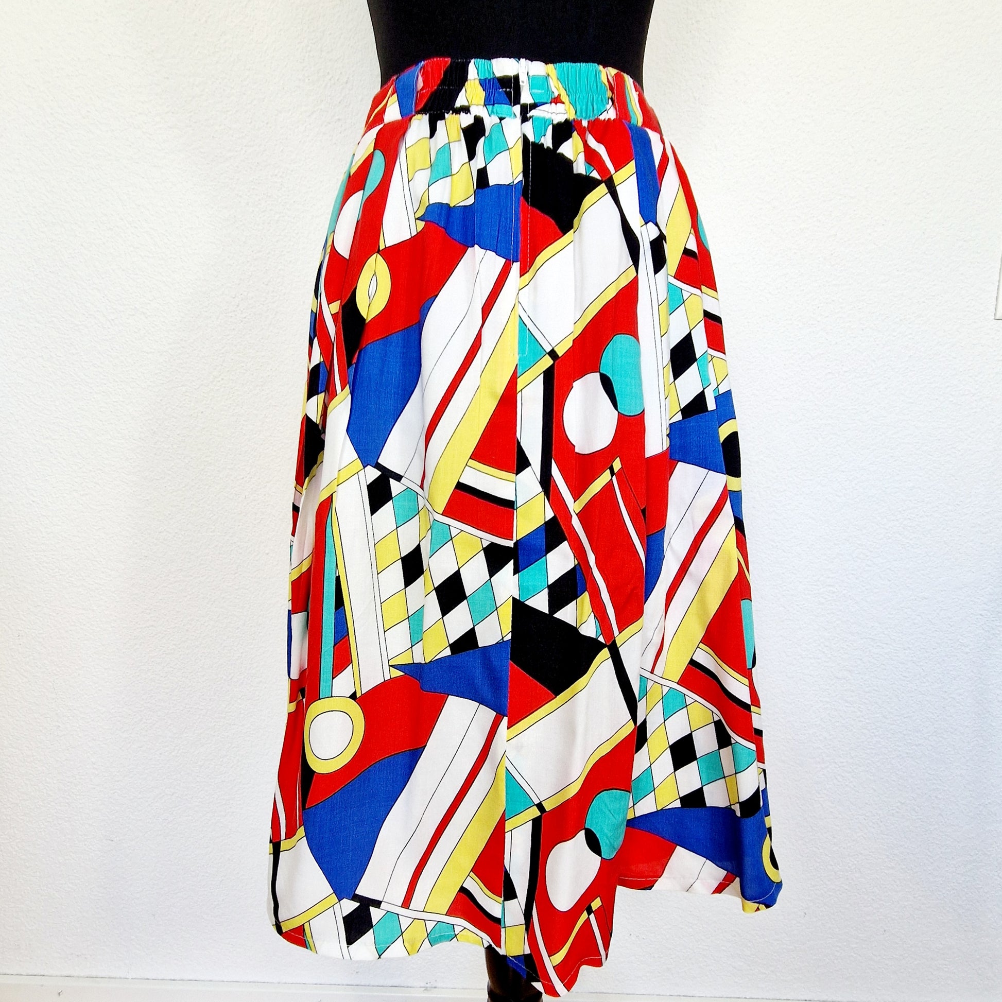 Einzigartiger und nachhaltiger Vintage Rock in weiss-rot-blau. Unique and sustainable vintage skirt in white-red-blue. Back.