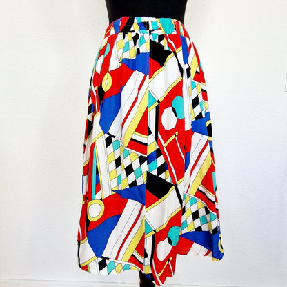 Einzigartiger und nachhaltiger Vintage Rock in weiss-rot-blau. Unique and sustainable vintage skirt in white-red-blue. Back.