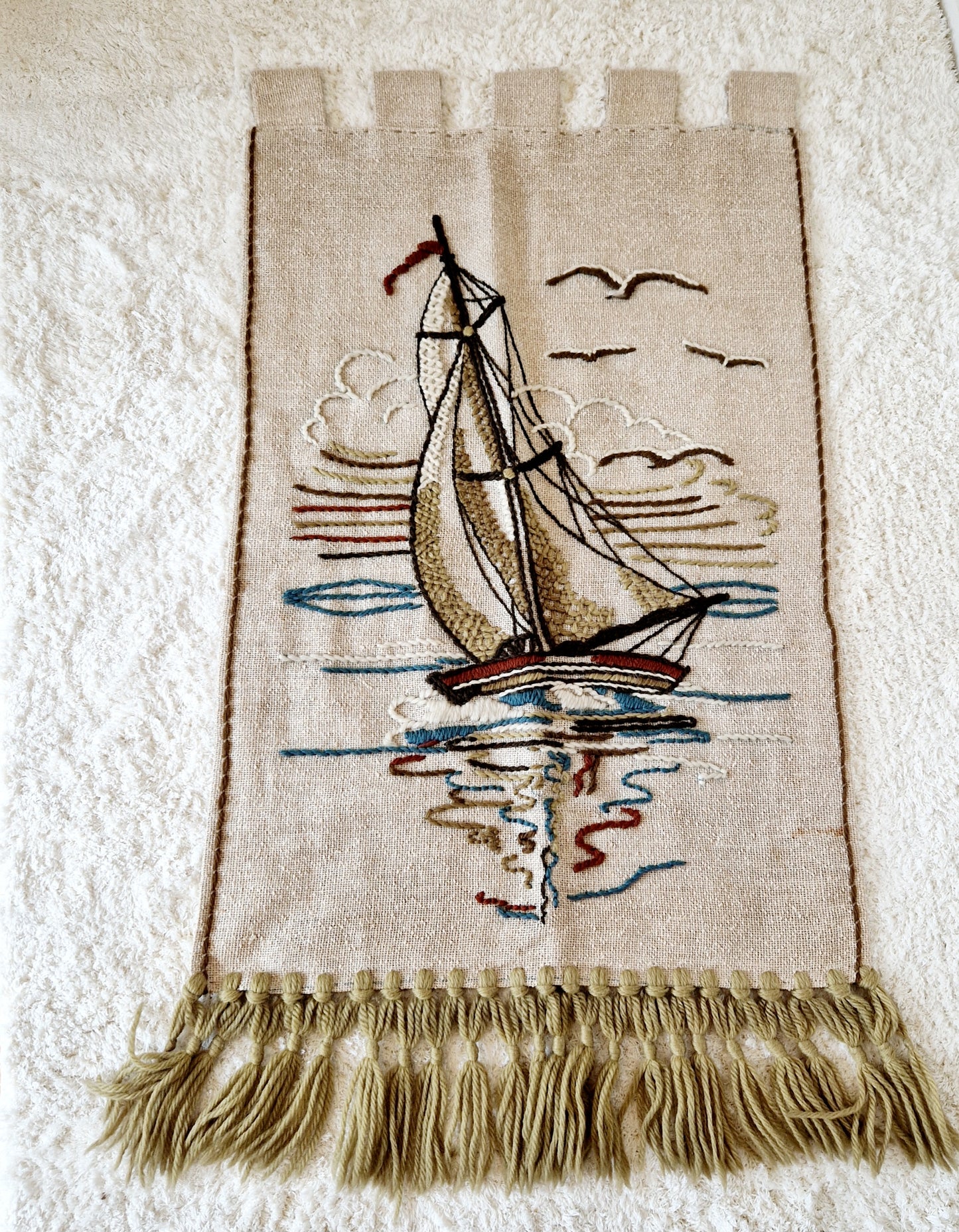 Einzigartiger und nachhaltiger Vintage Wandbehand mit Segelschiff. Unique and sustainable vintage wallhanging with sailboat. Front.