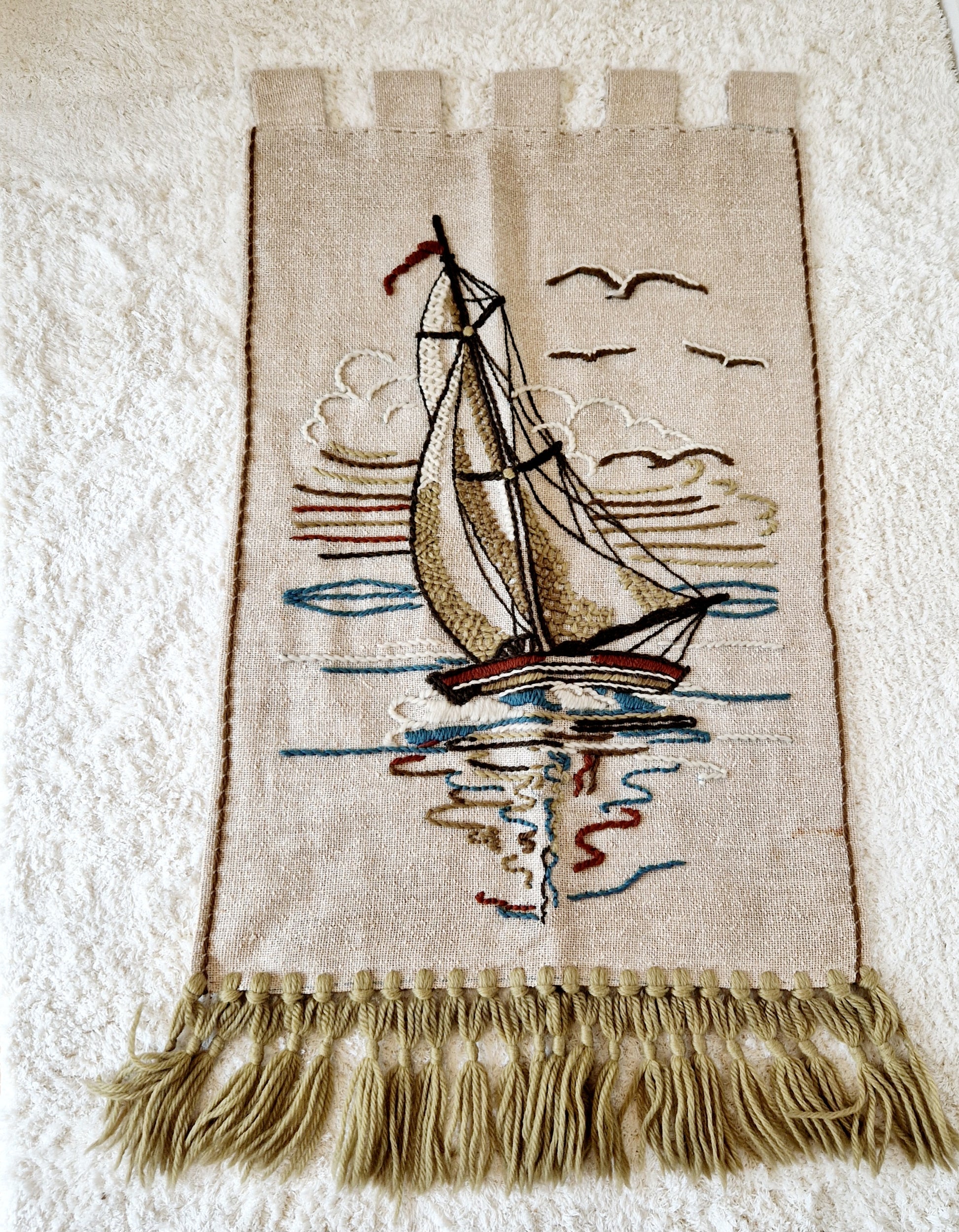 Einzigartiger und nachhaltiger Vintage Wandbehand mit Segelschiff. Unique and sustainable vintage wallhanging with sailboat. Front.