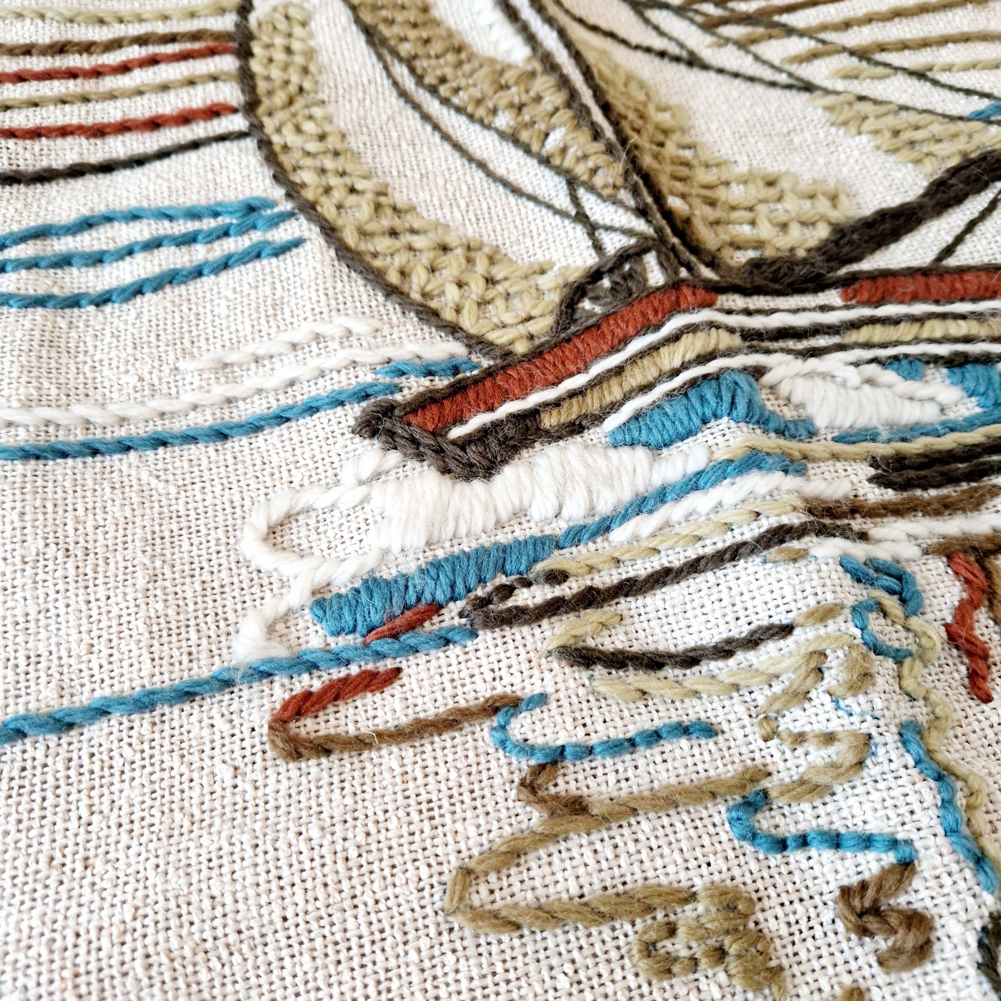 Einzigartiger und nachhaltiger Vintage Wandbehand mit Segelschiff. Unique and sustainable vintage wallhanging with sailboat. Close-up.