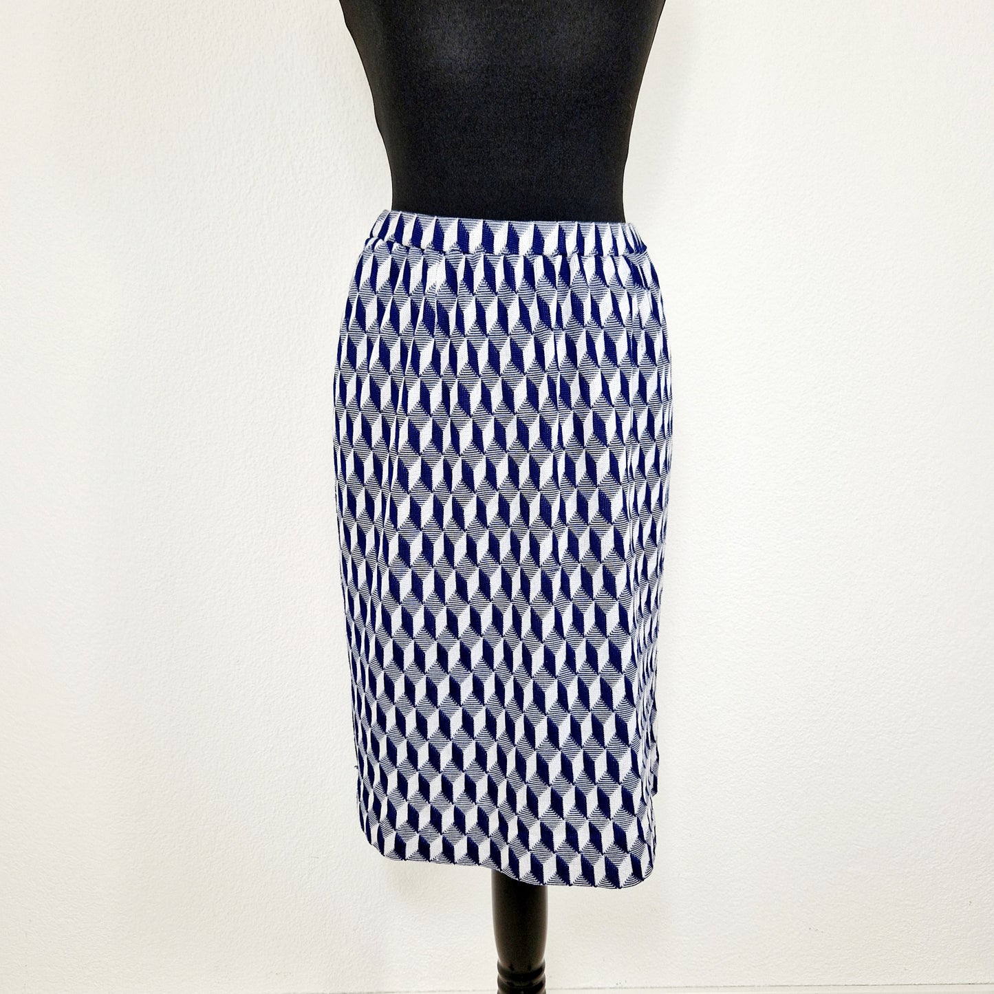 Einzigartiger und nachhaltiger Vintage Rock in blau-weiss mit Rauten. Unique and sustainable vintage skirt und blue-white with rhombs. Front.