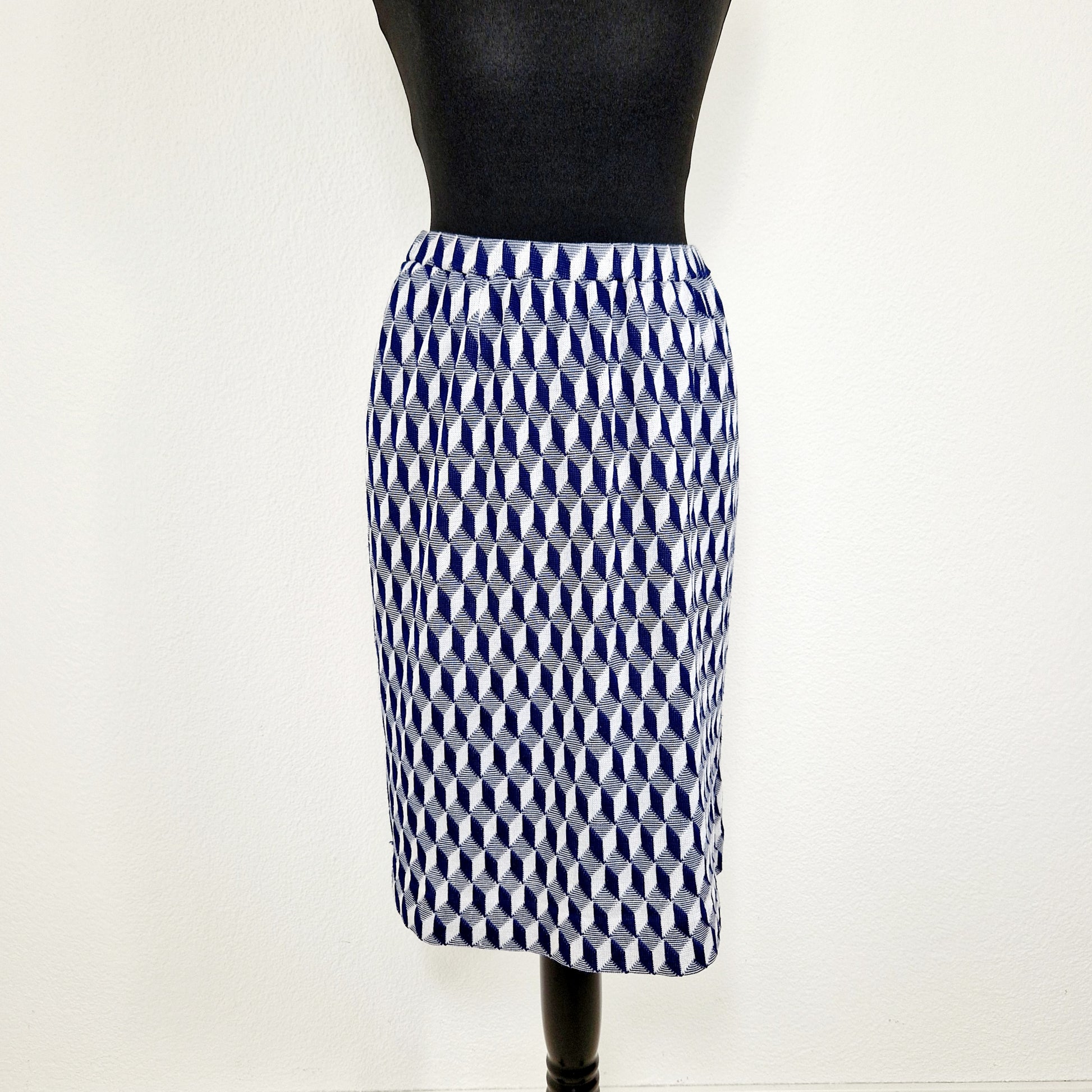 Einzigartiger und nachhaltiger Vintage Rock in blau-weiss mit Rauten. Unique and sustainable vintage skirt und blue-white with rhombs. Front.