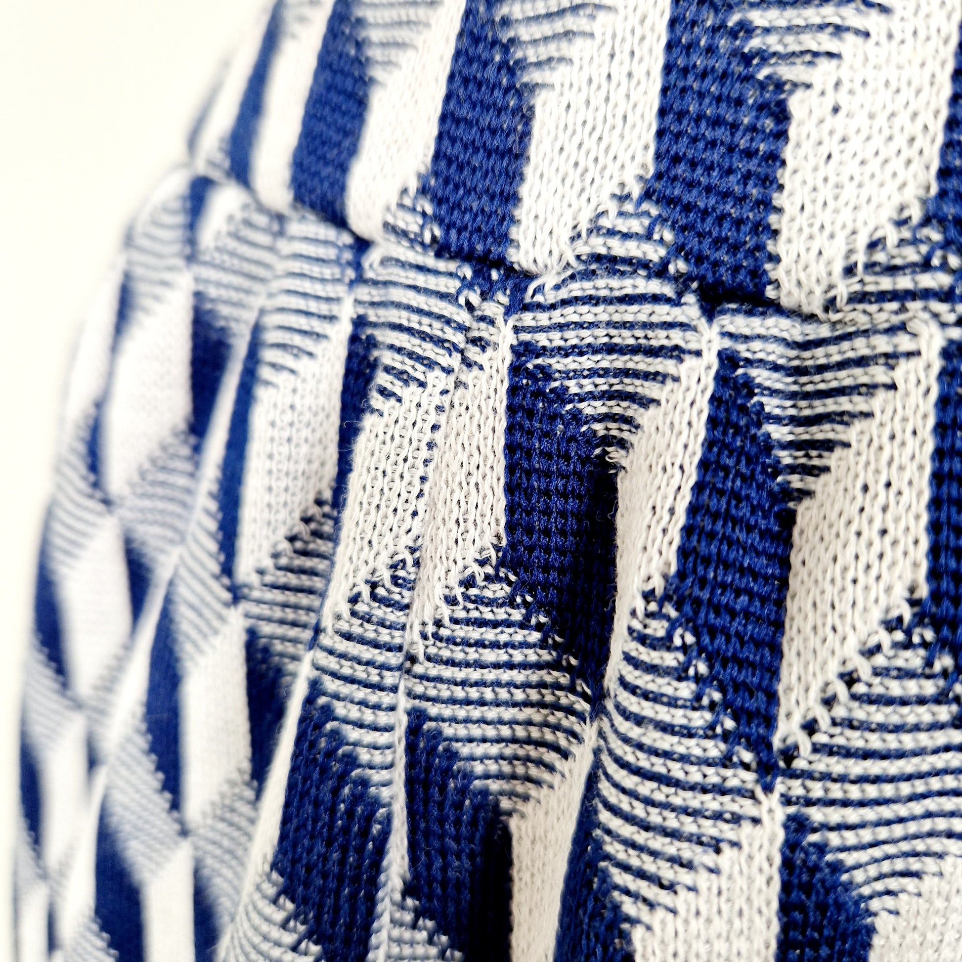Einzigartiger und nachhaltiger Vintage Rock in blau-weiss mit Rauten. Unique and sustainable vintage skirt in blue-white with rhombs. Close-up.