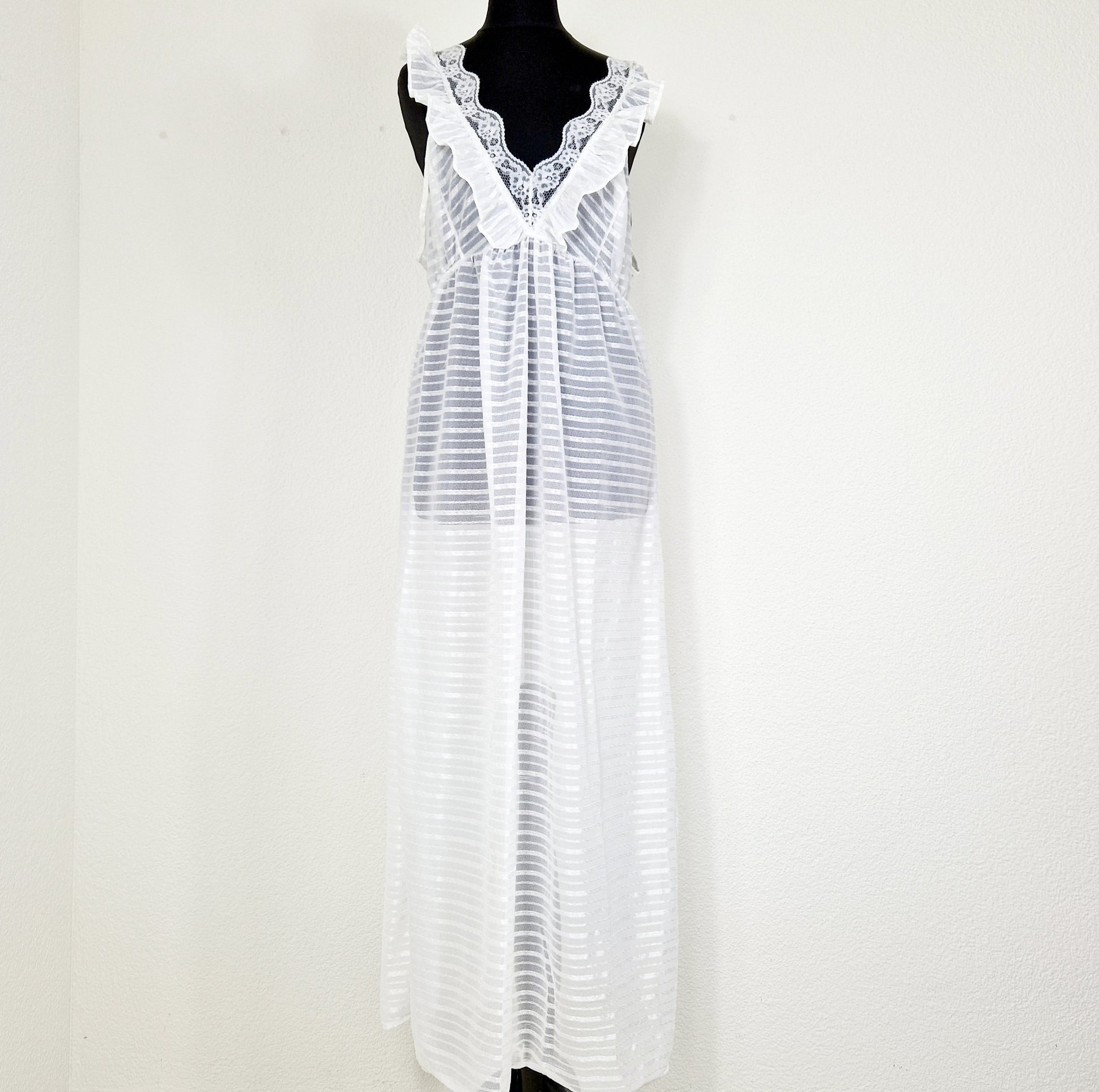 Einzigartiges und nachhaltiges Vintage Nachthemd in weiss mit Spitzen. Unique and sustainable vintage nightdress in white with lace. Front.