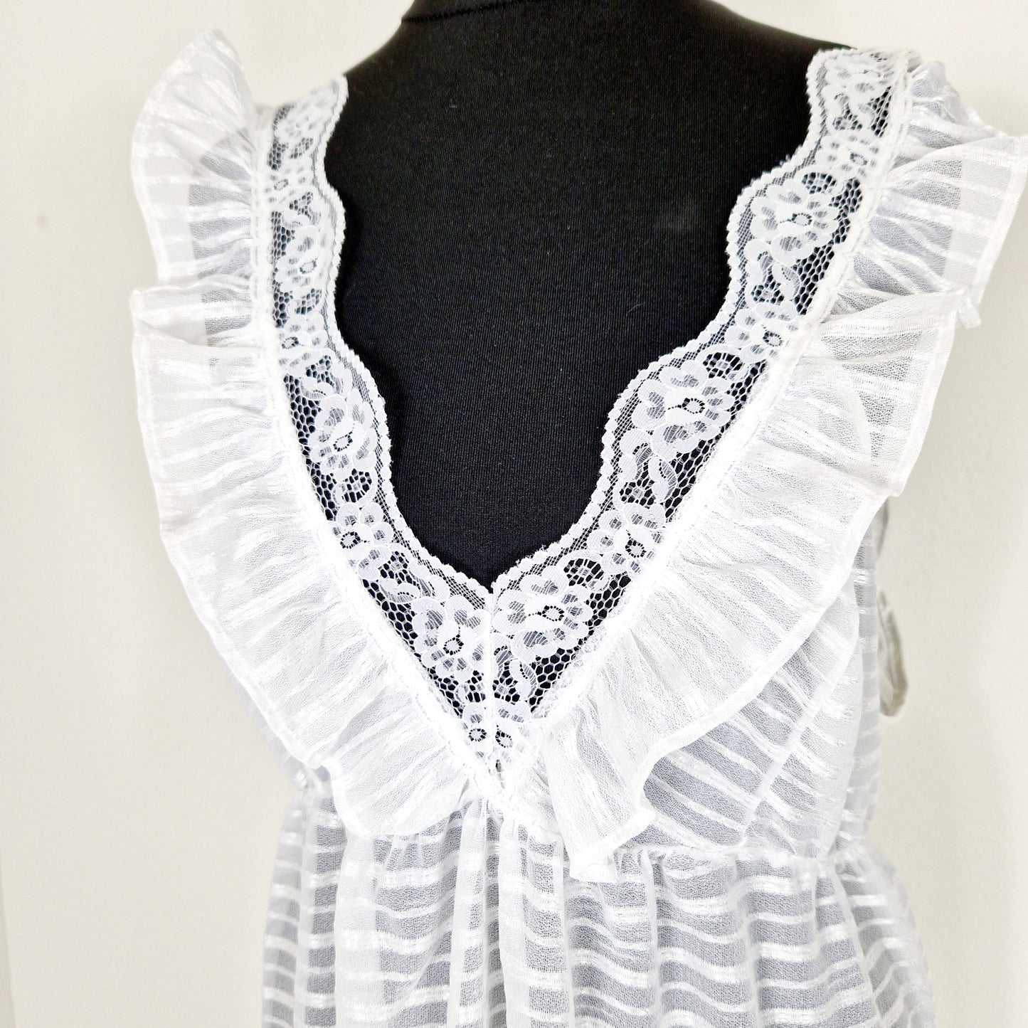 Einzigartiges und nachhaltiges Vintage Nachthemd in weiss mit Spitzen. Unique and sustainable vintage nightdress in white with lace. Close-up.