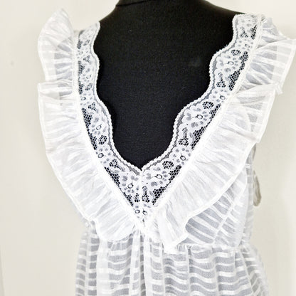 Einzigartiges und nachhaltiges Vintage Nachthemd in weiss mit Spitzen. Unique and sustainable vintage nightdress in white with lace. Close-up.