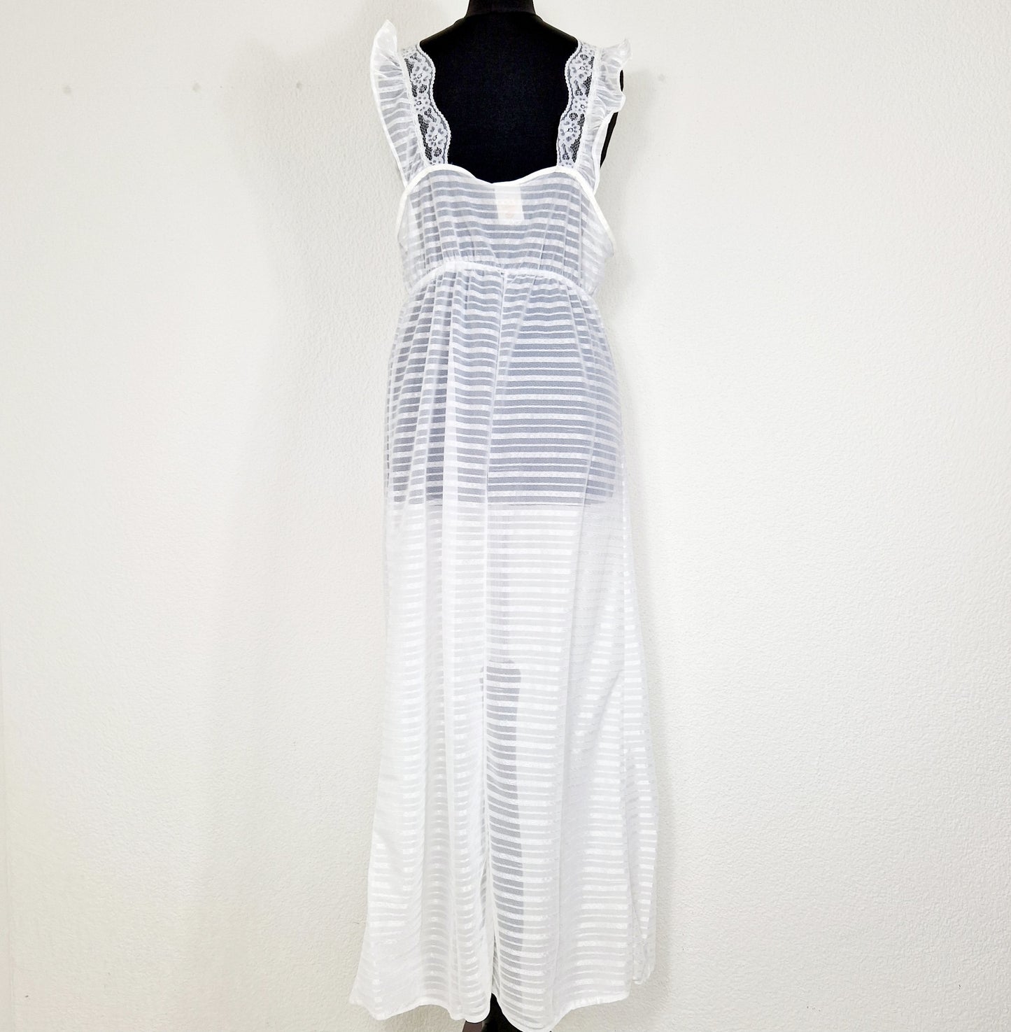 Einzigartiges und nachhaltiges Vintage Nachthemd in weiss mit Spitzen. Unique and sustainable vintage nightdress in white with lace. Back.