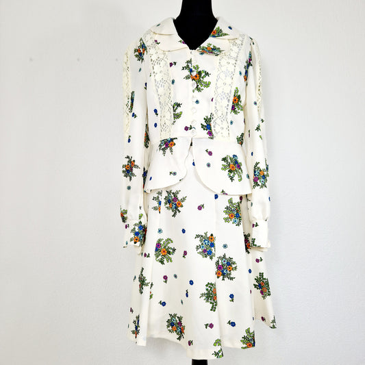 Einzigartiges und nachhaltiges Vintage Set mit Blazer und Rock in weiss und mit Blumen. Unique and sustainable vintage set with blazer and skirt in white with flowers. Front.