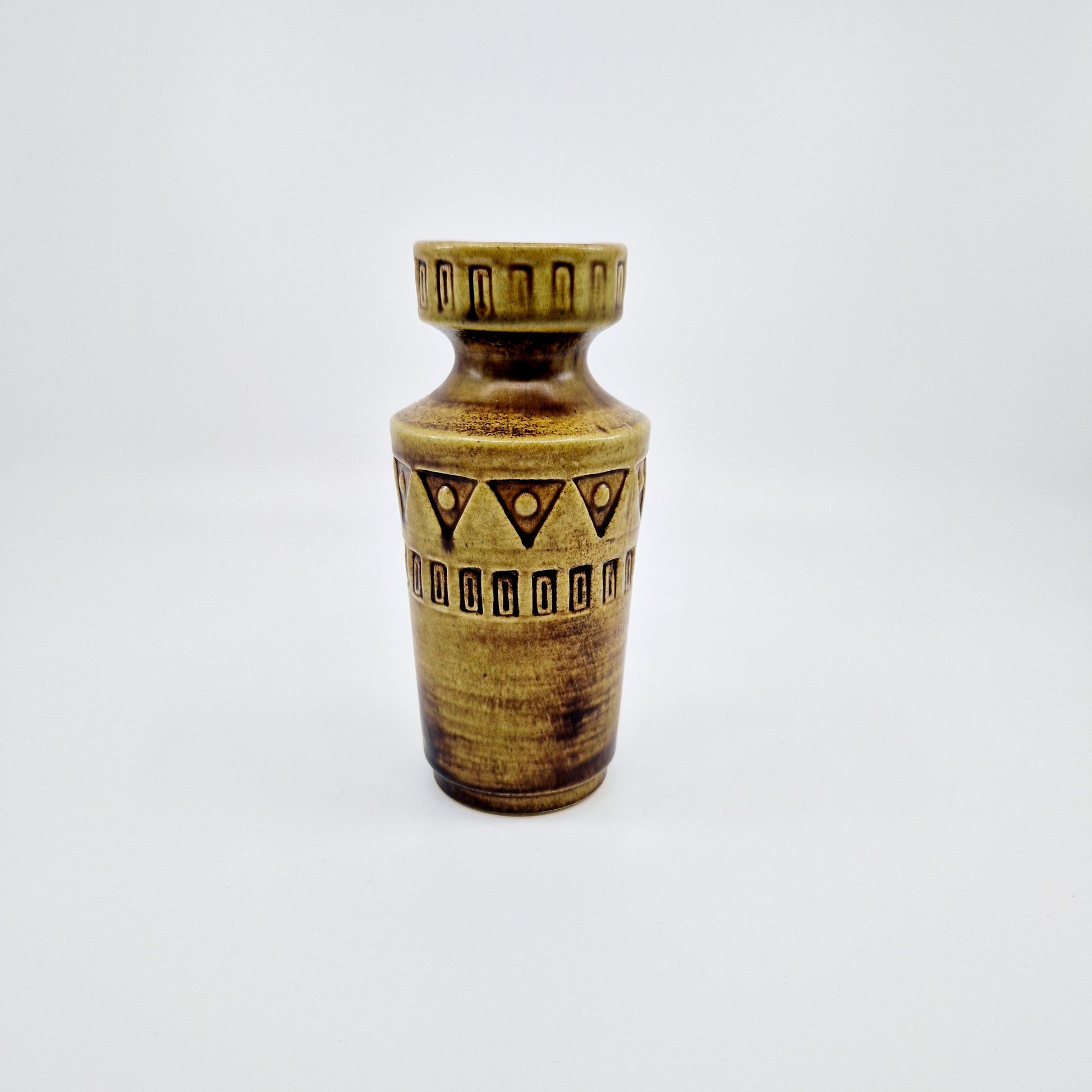 Einzigartige und nachhaltige Vintage Vase in senfgelb von Ilkra Keramik. Unique and sustainable vintage vase in mustard from Ilkra Keramik. Front.