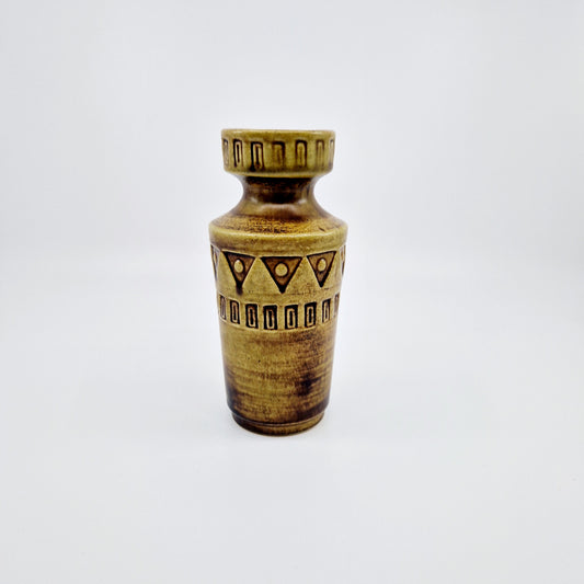 Einzigartige und nachhaltige Vintage Vase in senfgelb von Ilkra Keramik. Unique and sustainable vintage vase in mustard from Ilkra Keramik. Front.