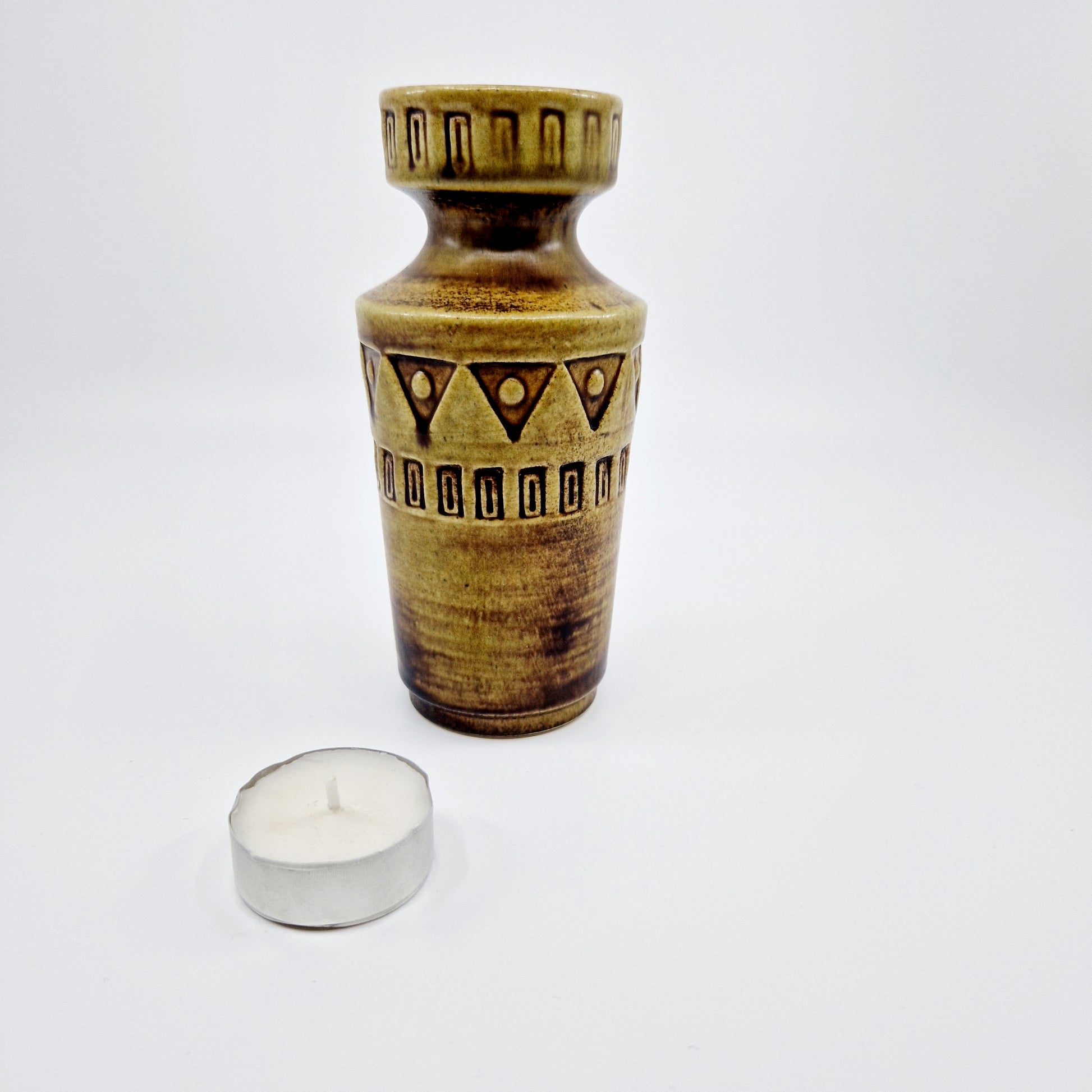 Einzigartige und nachhaltige Vintage Vase in senfgelb von Ilkra Keramik. Unique and sustainable vintage vase in mustard from Ilkra Keramik. Token of scale.