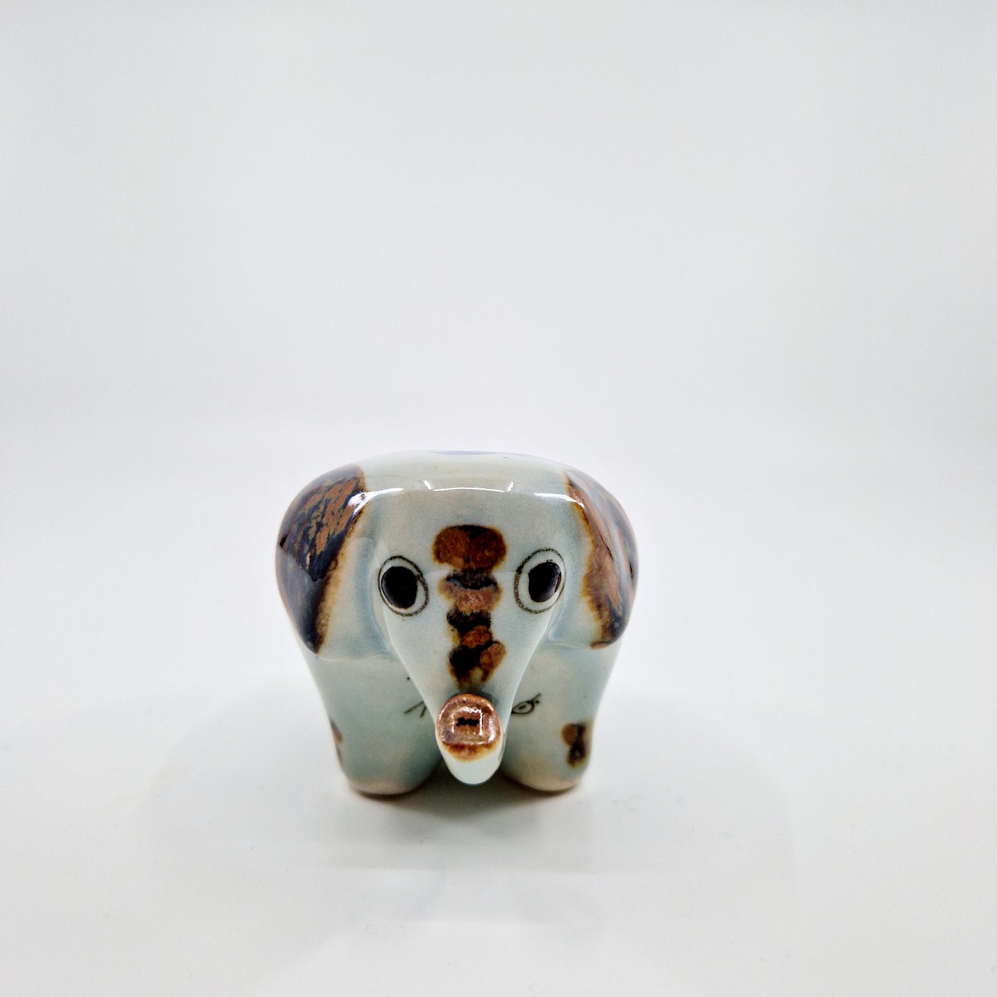Einzigartiger und nachhaltiger Vintage Elefant aus Keramik. Unique and sustainable vintage elephant from pottery. Front.