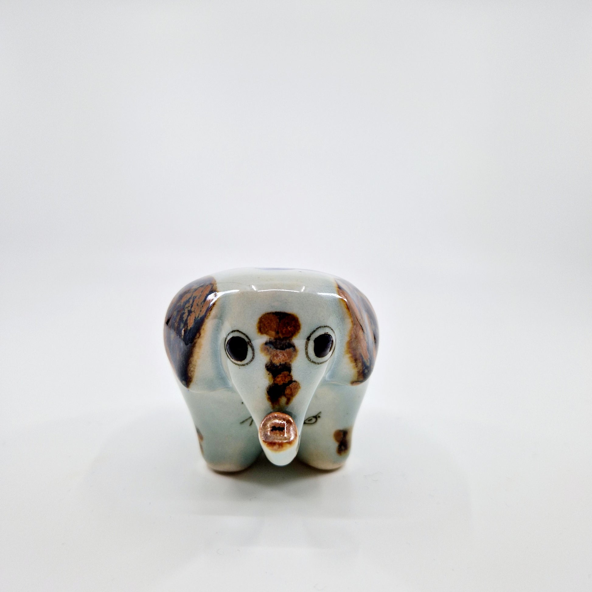 Einzigartiger und nachhaltiger Vintage Elefant aus Keramik. Unique and sustainable vintage elephant from pottery. Front.