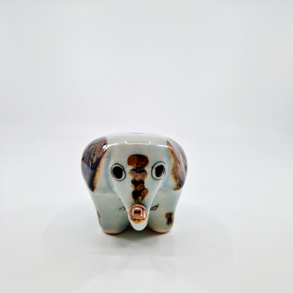 Einzigartiger und nachhaltiger Vintage Elefant aus Keramik. Unique and sustainable vintage elephant from pottery. Front.
