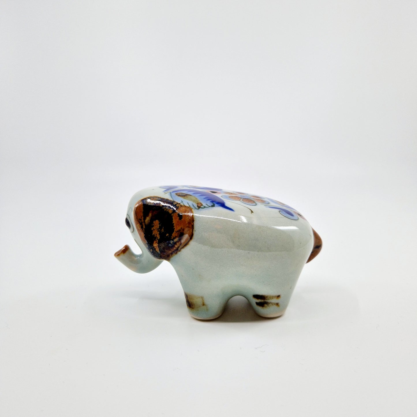 Einzigartiger und nachhaltiger Vintage Elefant aus Keramik. Unique and sustainable vintage elephant from pottery. Side.