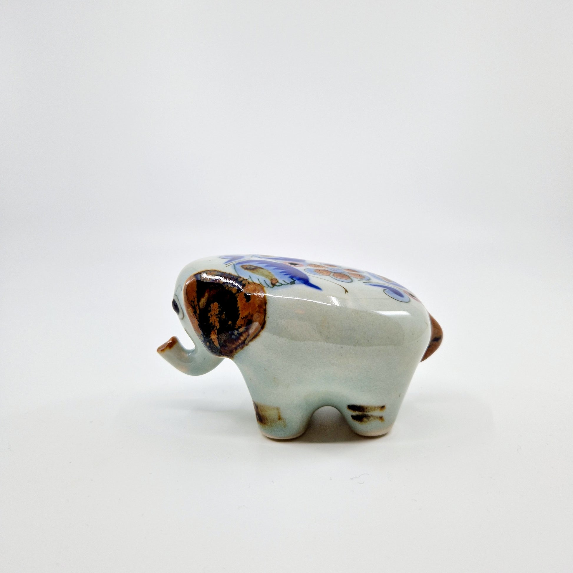 Einzigartiger und nachhaltiger Vintage Elefant aus Keramik. Unique and sustainable vintage elephant from pottery. Side.