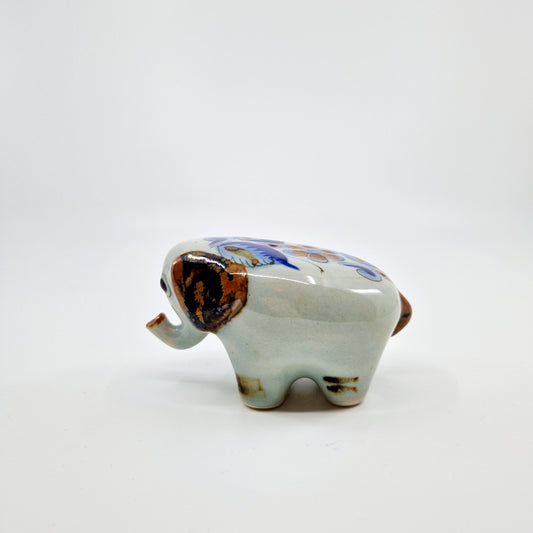 Einzigartiger und nachhaltiger Vintage Elefant aus Keramik. Unique and sustainable vintage elephant from pottery. Side.