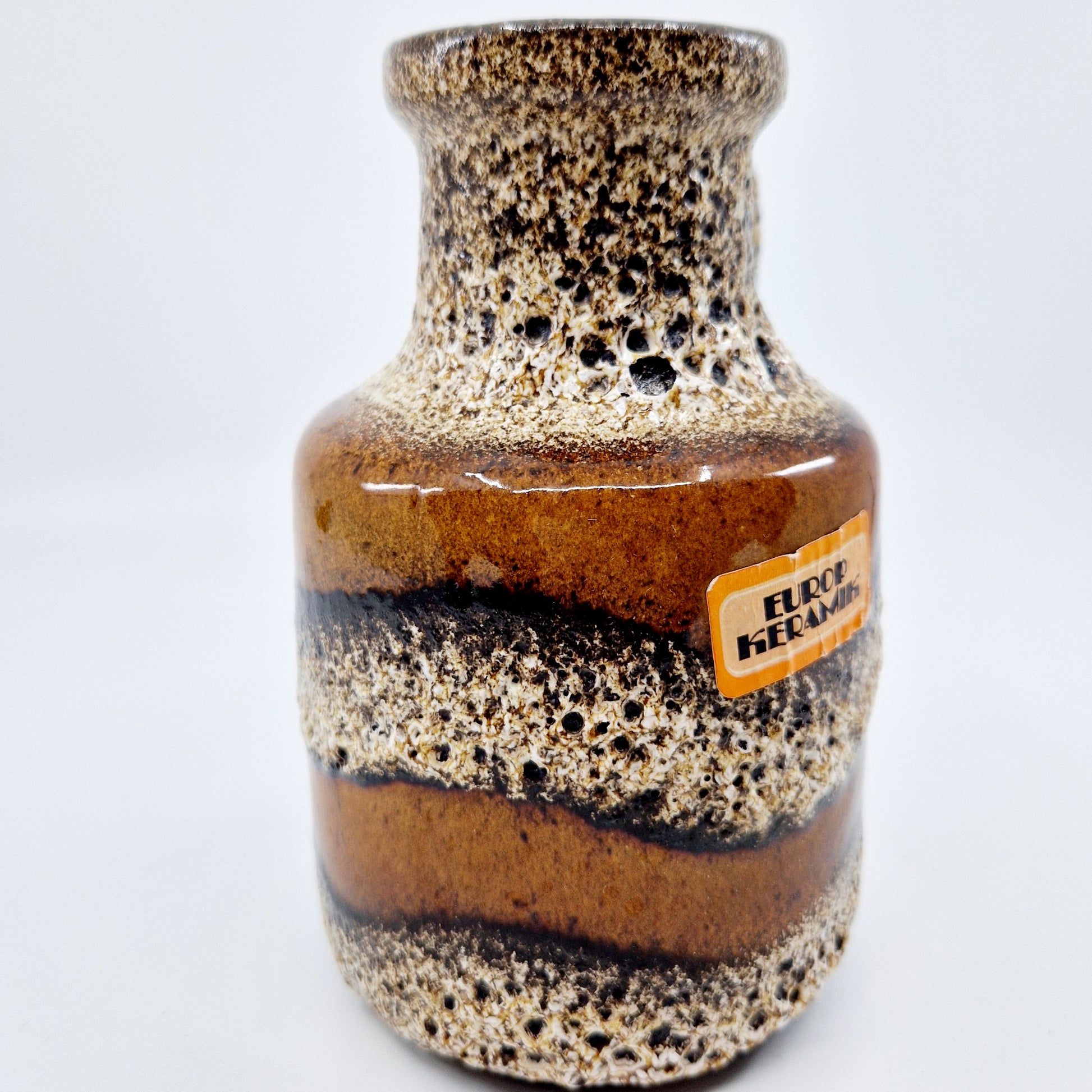 Einzigartige und nachhaltige Vintage Vase in braun von Scheurich. Unique and sustainable vintage vase in brown from Scheurich. Close-up.