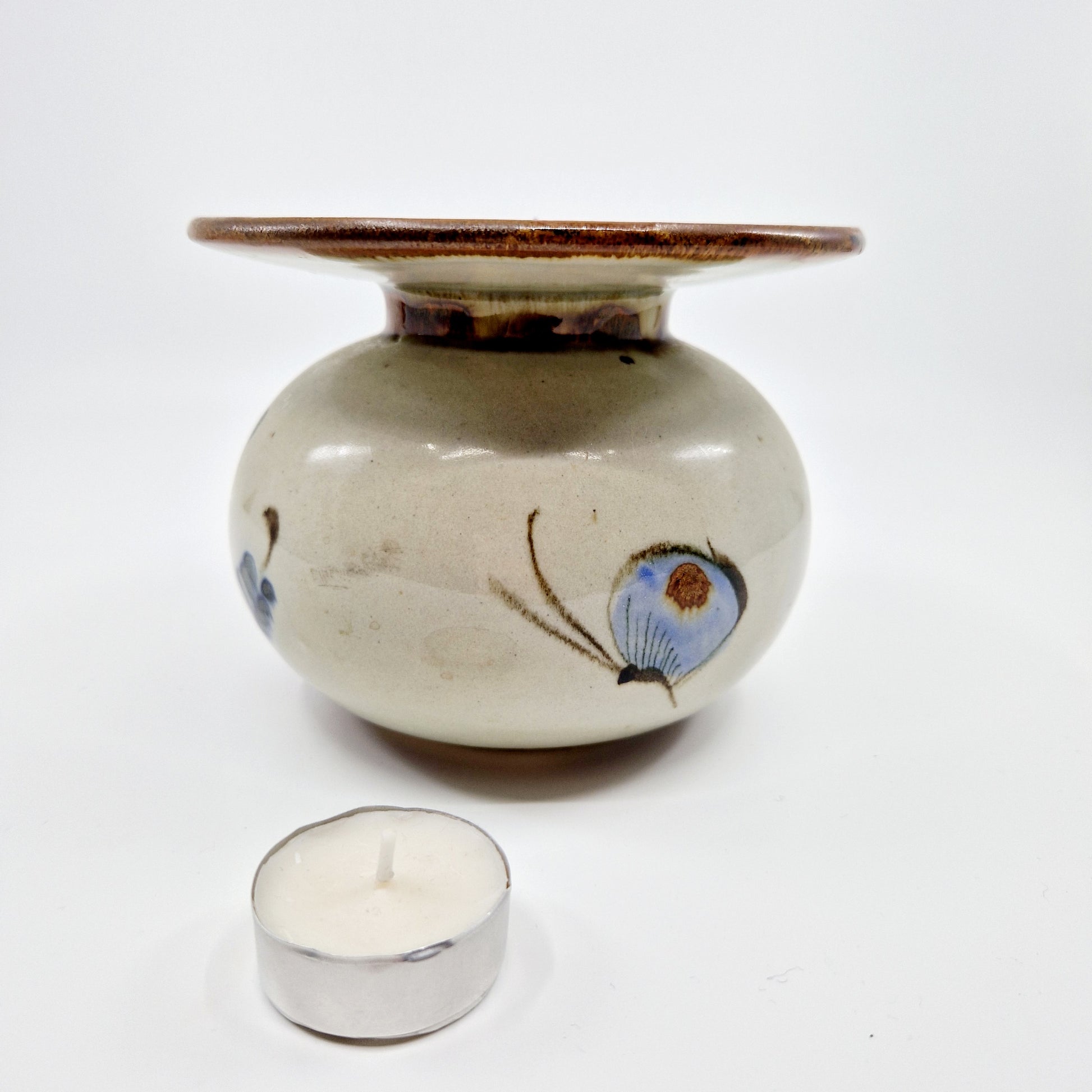 Einzigartiger und nachhaltiger Kerzenständer mit Taube. Unique and sustainable candleholder with pigeon. Token of scale.