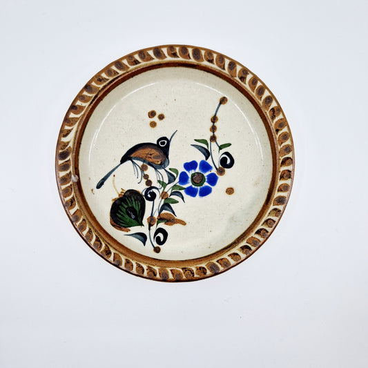Einzigartiger und nachhaltiger Vintage Teller mit einem Vogel. Unique and sustainable vintage plate with a bird. Above.