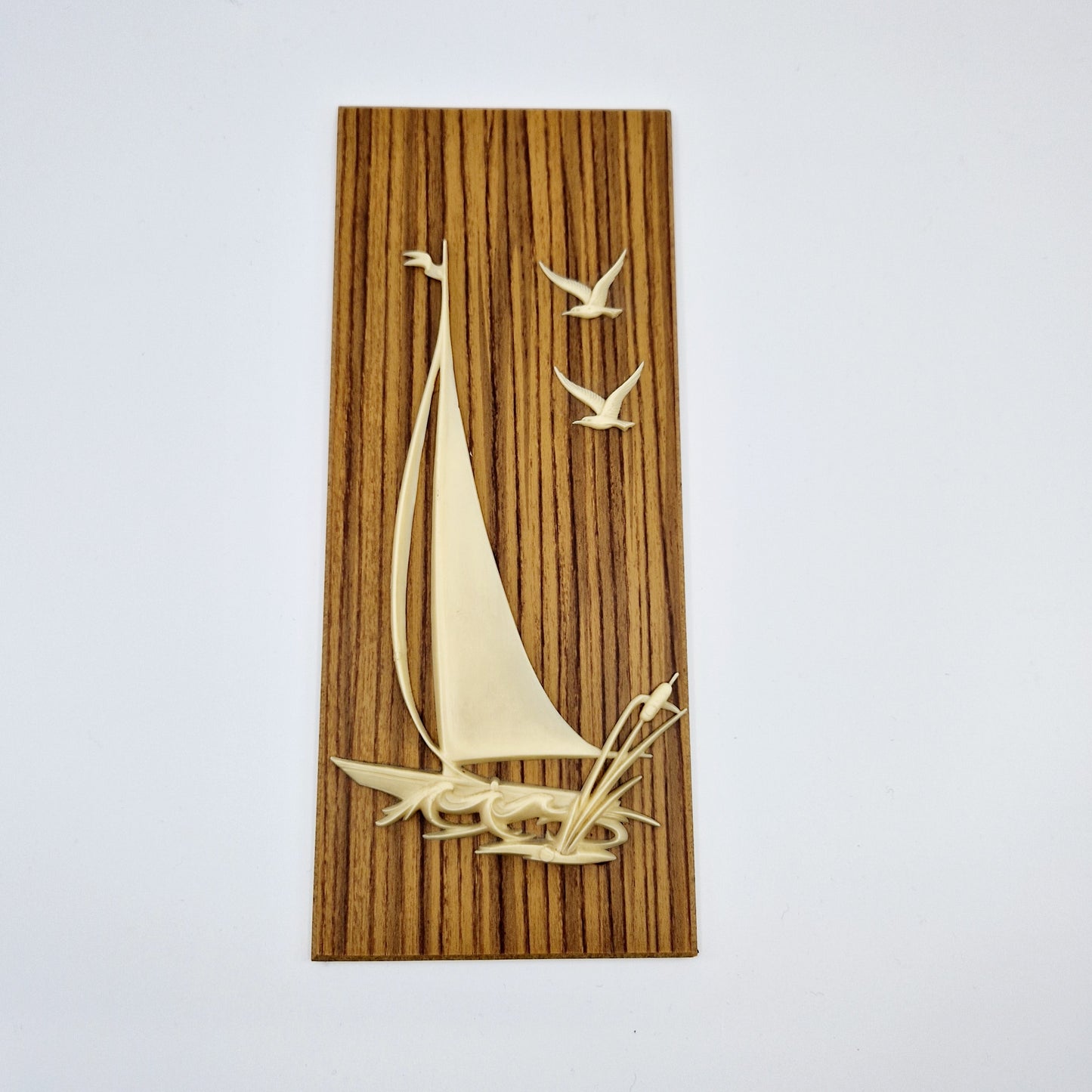 Einzigartiges und nachhaltiges Vintage Bild mit einem Segelboot. Unique and sustainable vintage picture with a sail boat. 