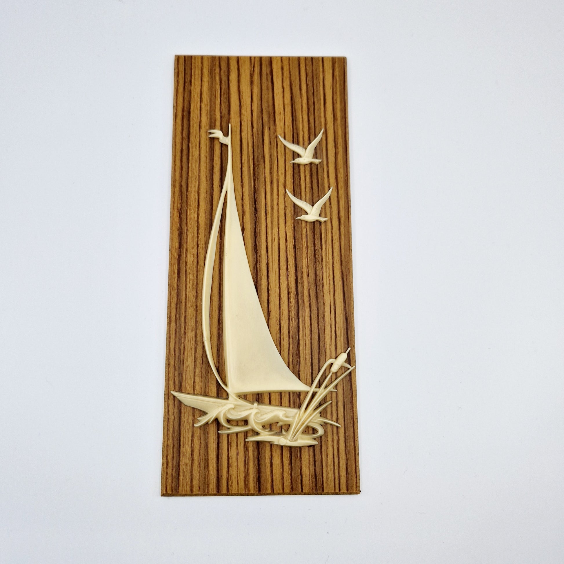 Einzigartiges und nachhaltiges Vintage Bild mit einem Segelboot. Unique and sustainable vintage picture with a sail boat. 