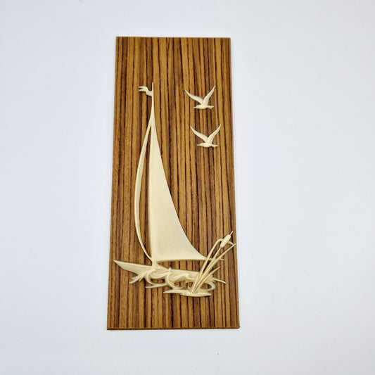 Einzigartiges und nachhaltiges Vintage Bild mit einem Segelboot. Unique and sustainable vintage picture with a sail boat. 