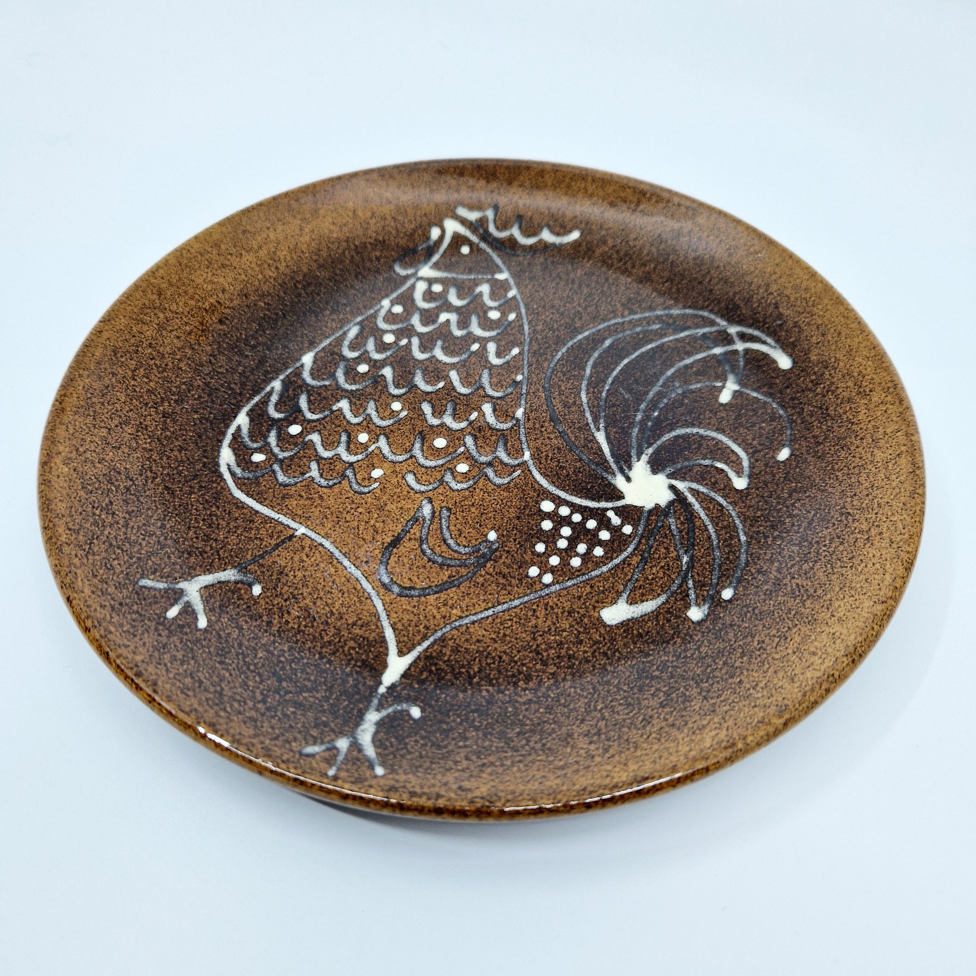 Einzigartiger und nachhaltiger Vintage Teller mit Hahn. Unique and sustainable vintage plate with rooster. Side.