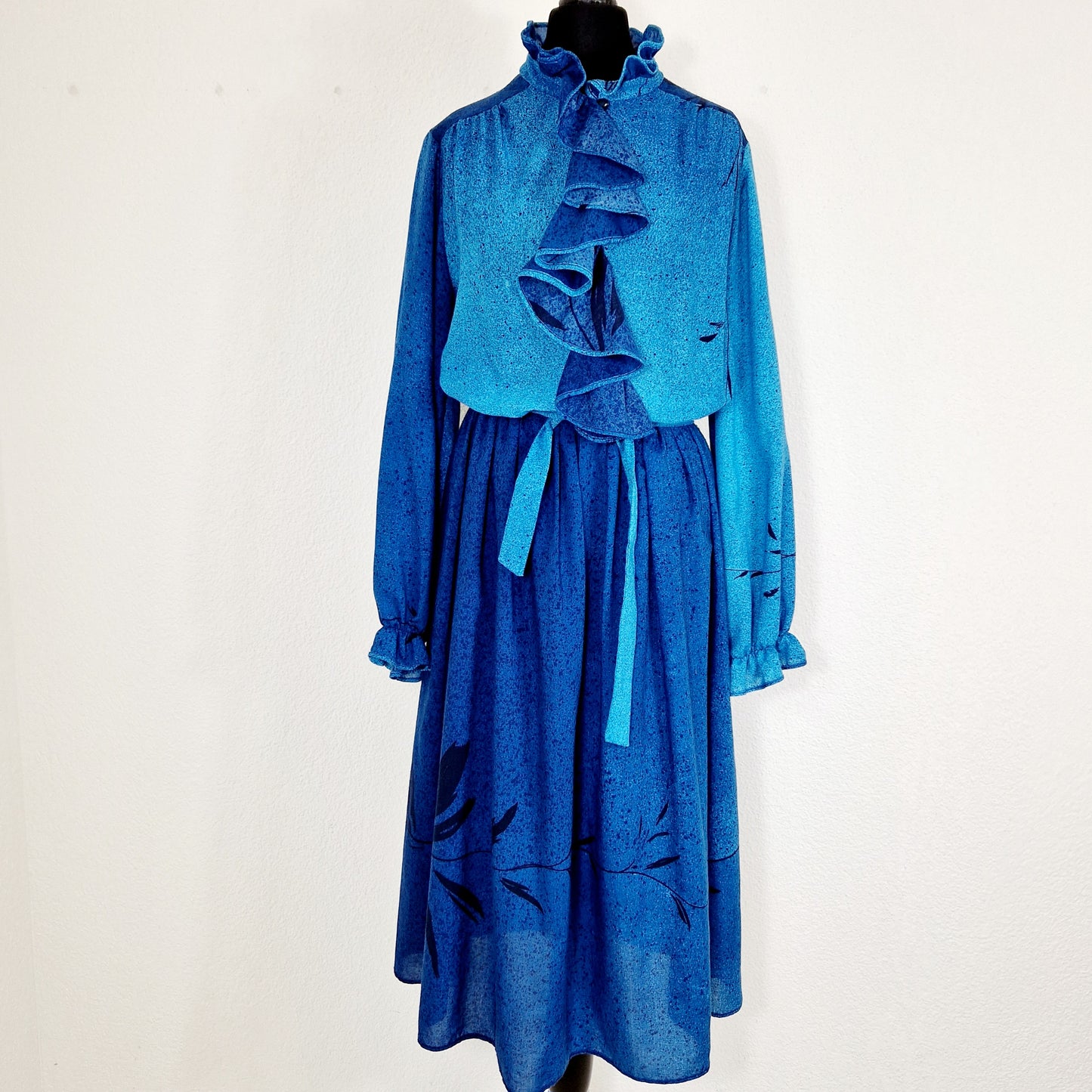Einzigartiges und nachhaltiges Vintage Kleid in blau mit Zweigen. Unique and sustainable vintage dress in blue with branches. Front.