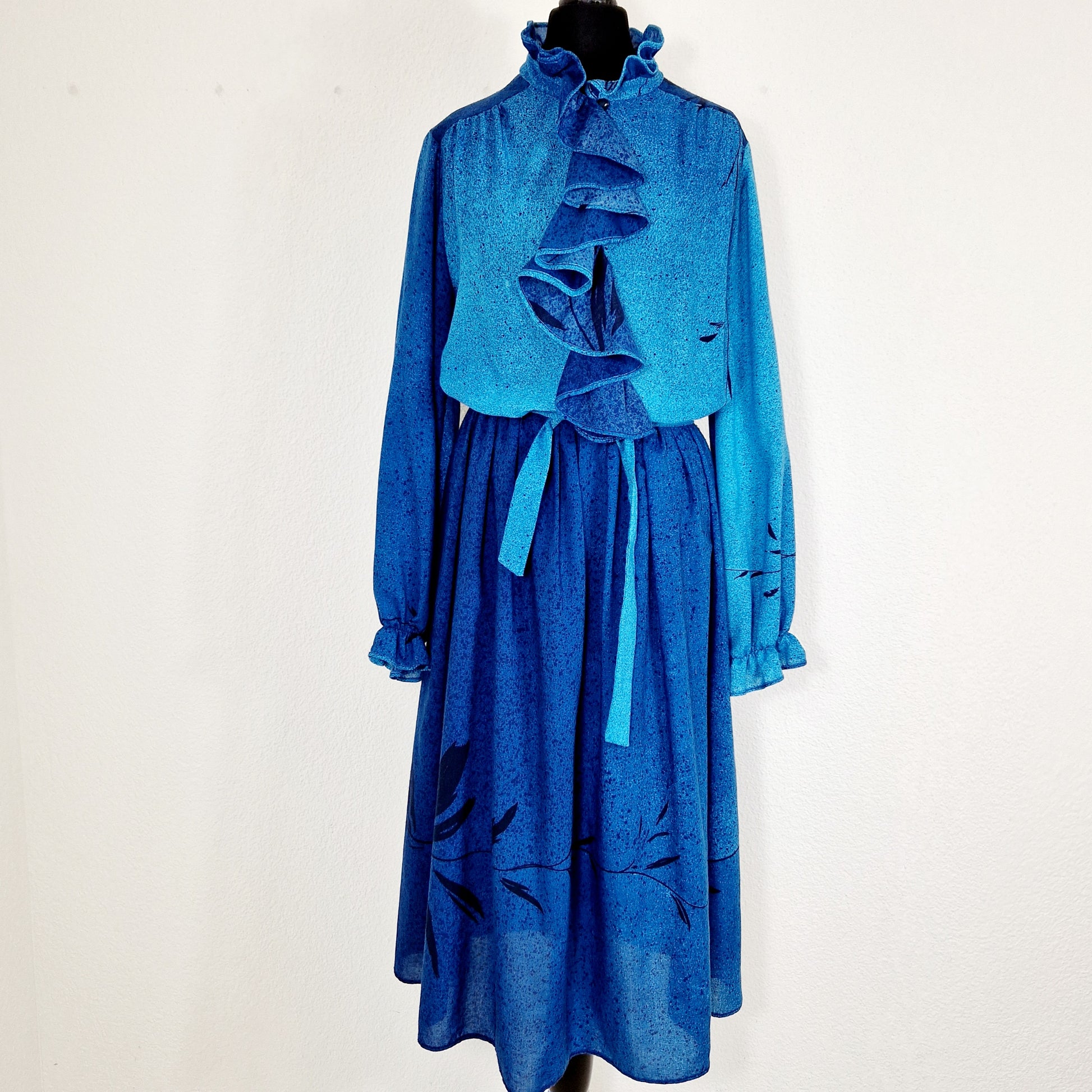 Einzigartiges und nachhaltiges Vintage Kleid in blau mit Zweigen. Unique and sustainable vintage dress in blue with branches. Front.