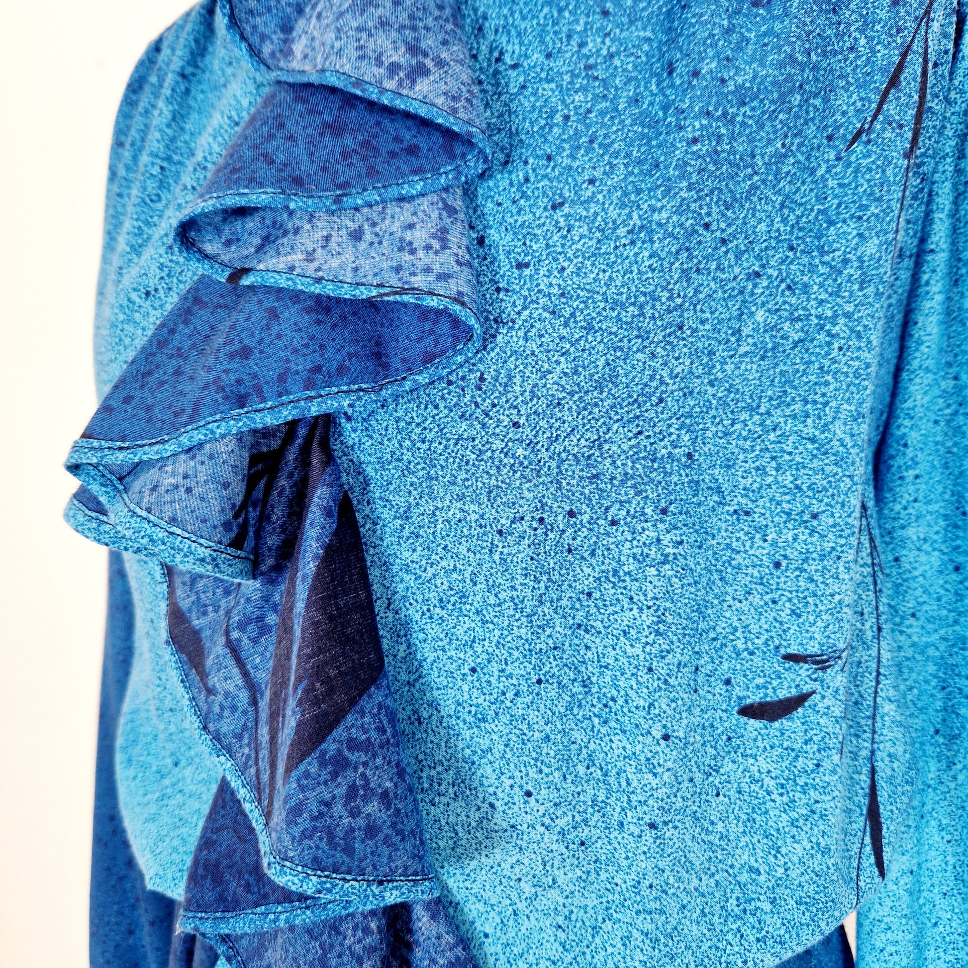 Einzigartiges und nachhaltiges Vintage Kleid in blau mit Zweigen. Unique and sustainable vintage dress in blue with branches. Close-up.