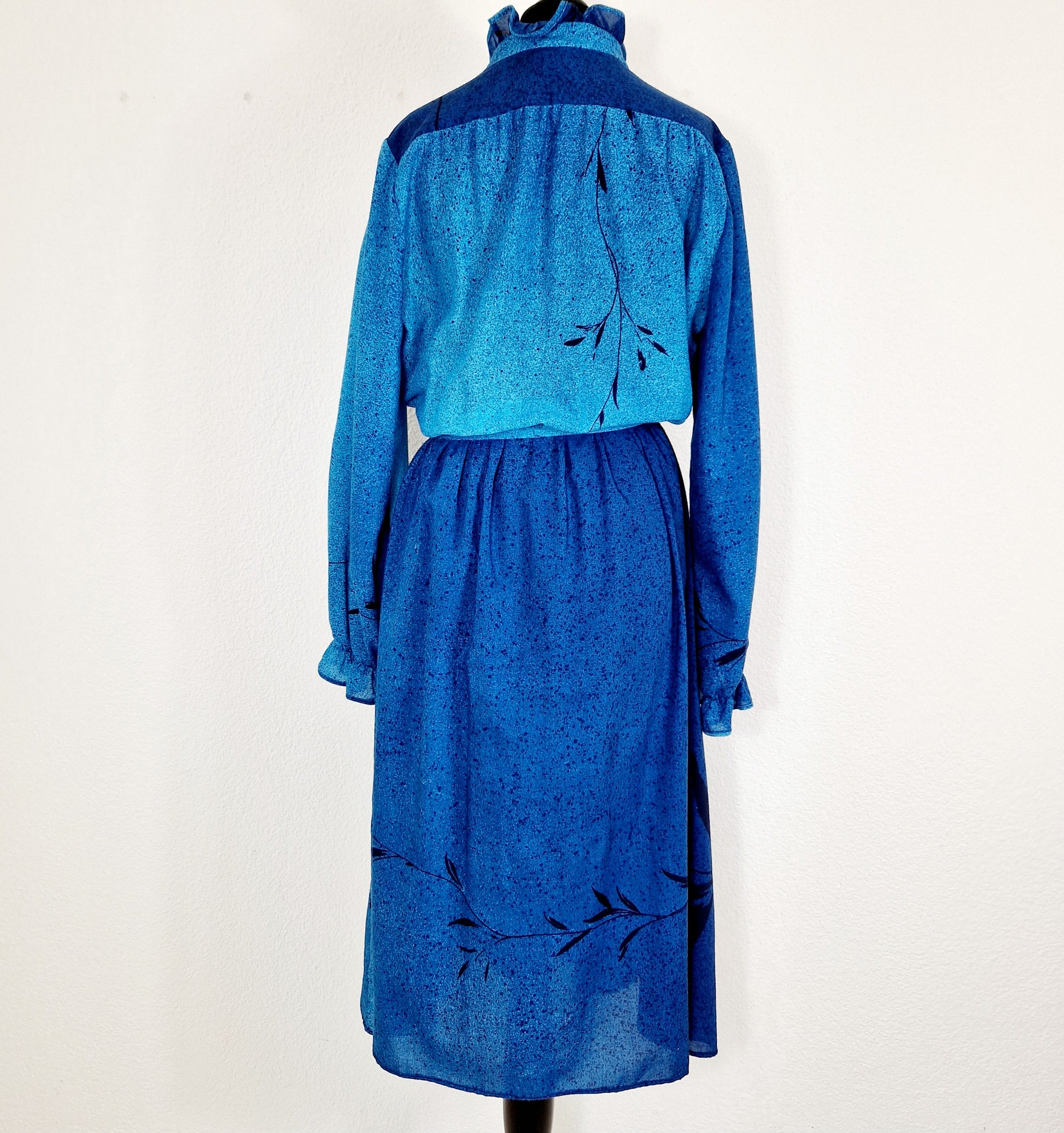 Einzigartiges und nachhaltiges Vintage Kleid in blau mit Zweigen. Unique and sustainable vintage dress in blue with branches. Back.