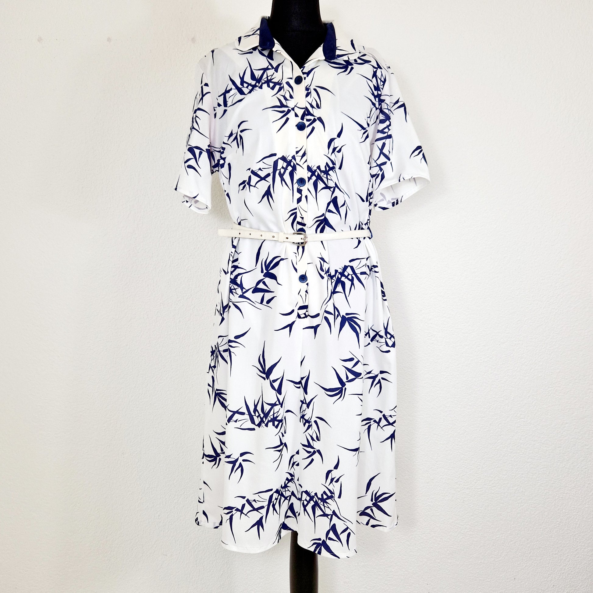 Einzigartiges und nachhaltiges Vintage Kleid in weiss mit blauen Blättern. Unique and sustainable vintage dress in white with blue leaves. Front.