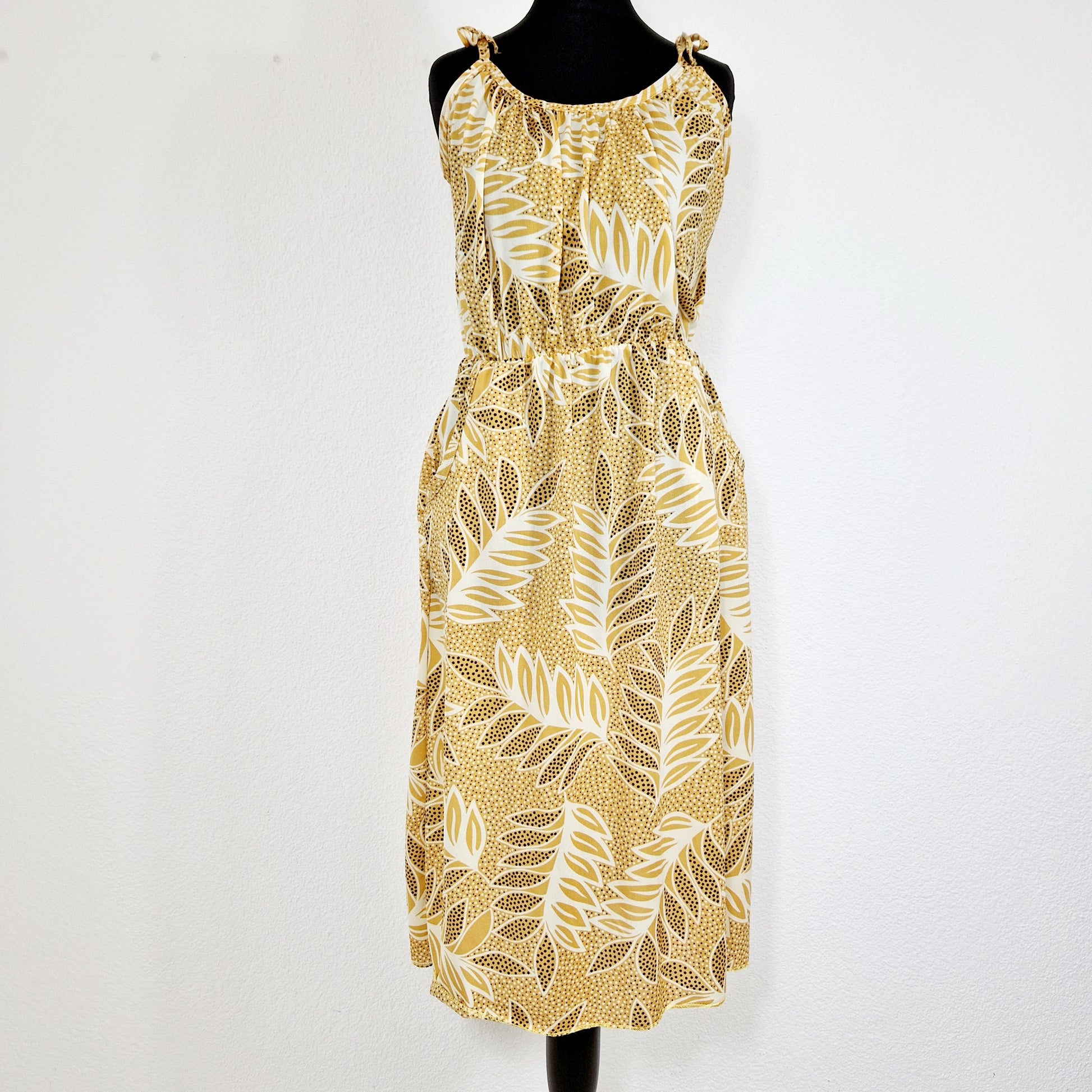 Einzigartiges und nachhaltiges Vintage Kleid in gelb. Unique and sustainable vintage dress in yellow. Front.