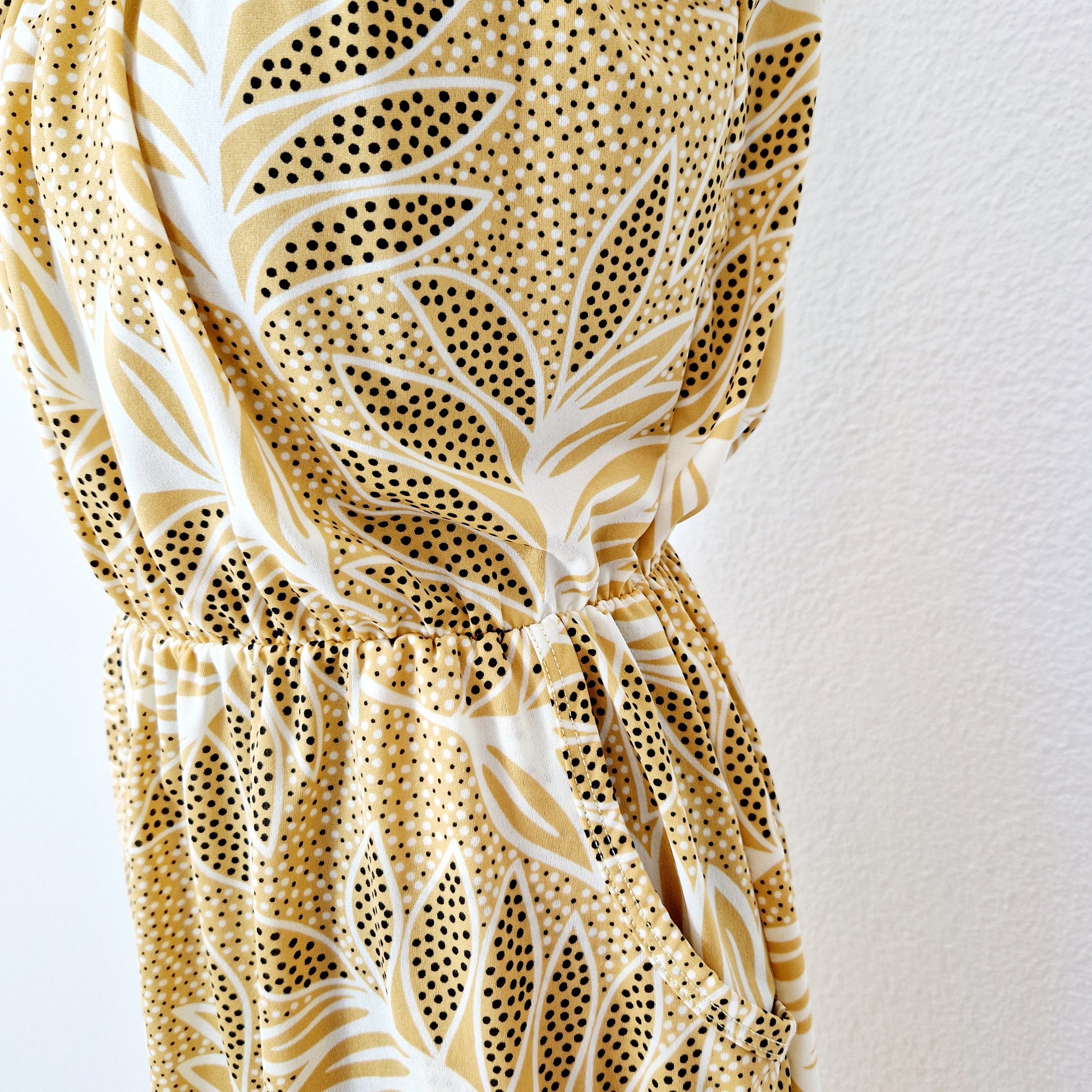 Einzigartiges und nachhaltiges Vintage Kleid in gelb. Unique and sustainable vintage dress in yellow. Close-up.