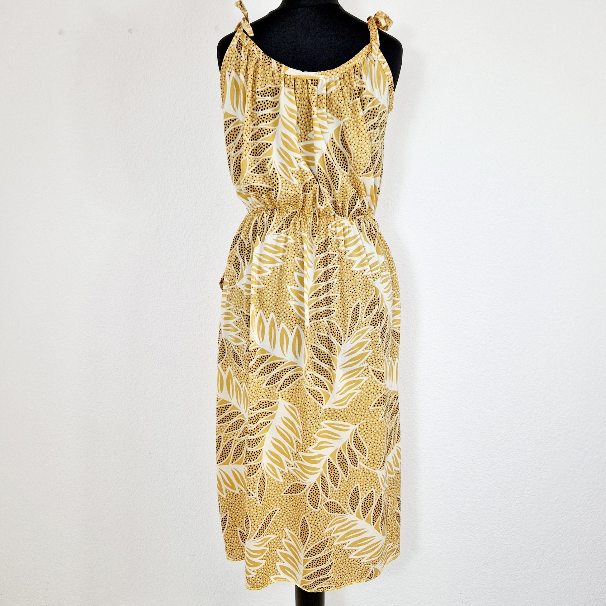 Einzigartiges und nachhaltiges Vintage Kleid in gelb. Unique and sustainable vintage dress in yellow. Back.