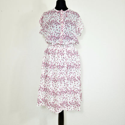 Einzigartiges und nachhaltiges Vintage Set, Rock und T-Shirt, in weiss-pink mit Blumen. Unique and sustainable vintage set, skirt and t-shirt, in white-pink with flowers. Front.