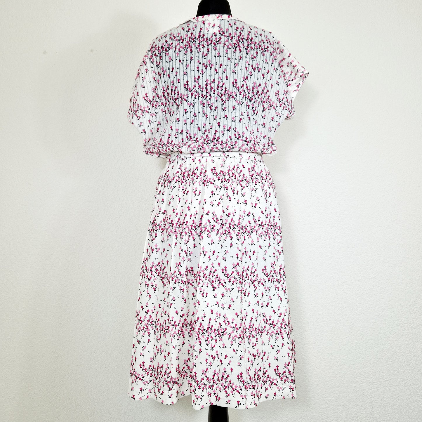 Einzigartiges und nachhaltiges Vintage Set, Rock und T-Shirt, in weiss-pink mit Blumen. Unique and sustainable vintage set, skirt and t-shirt, in white-pink with flowers. Back.