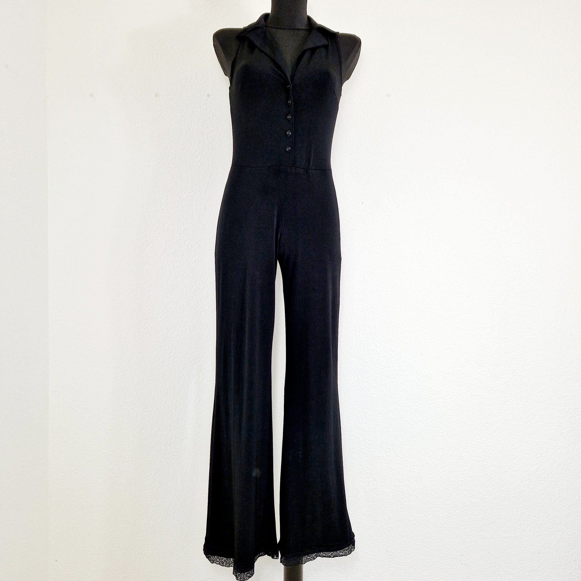 Einzigartiger und nachhaltiger Vintage Jumpsuit in schwarz mit Spitze. Unique and sustainable vintage jumpsuit in black with lace. Front.