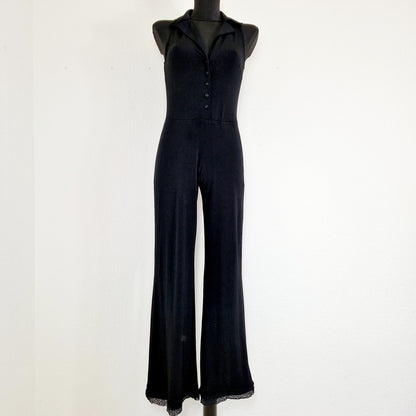 Einzigartiger und nachhaltiger Vintage Jumpsuit in schwarz mit Spitze. Unique and sustainable vintage jumpsuit in black with lace. Front.