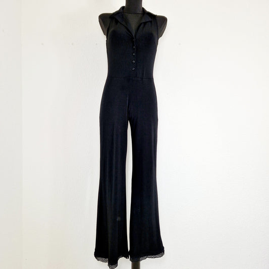 Einzigartiger und nachhaltiger Vintage Jumpsuit in schwarz mit Spitze. Unique and sustainable vintage jumpsuit in black with lace. Front.