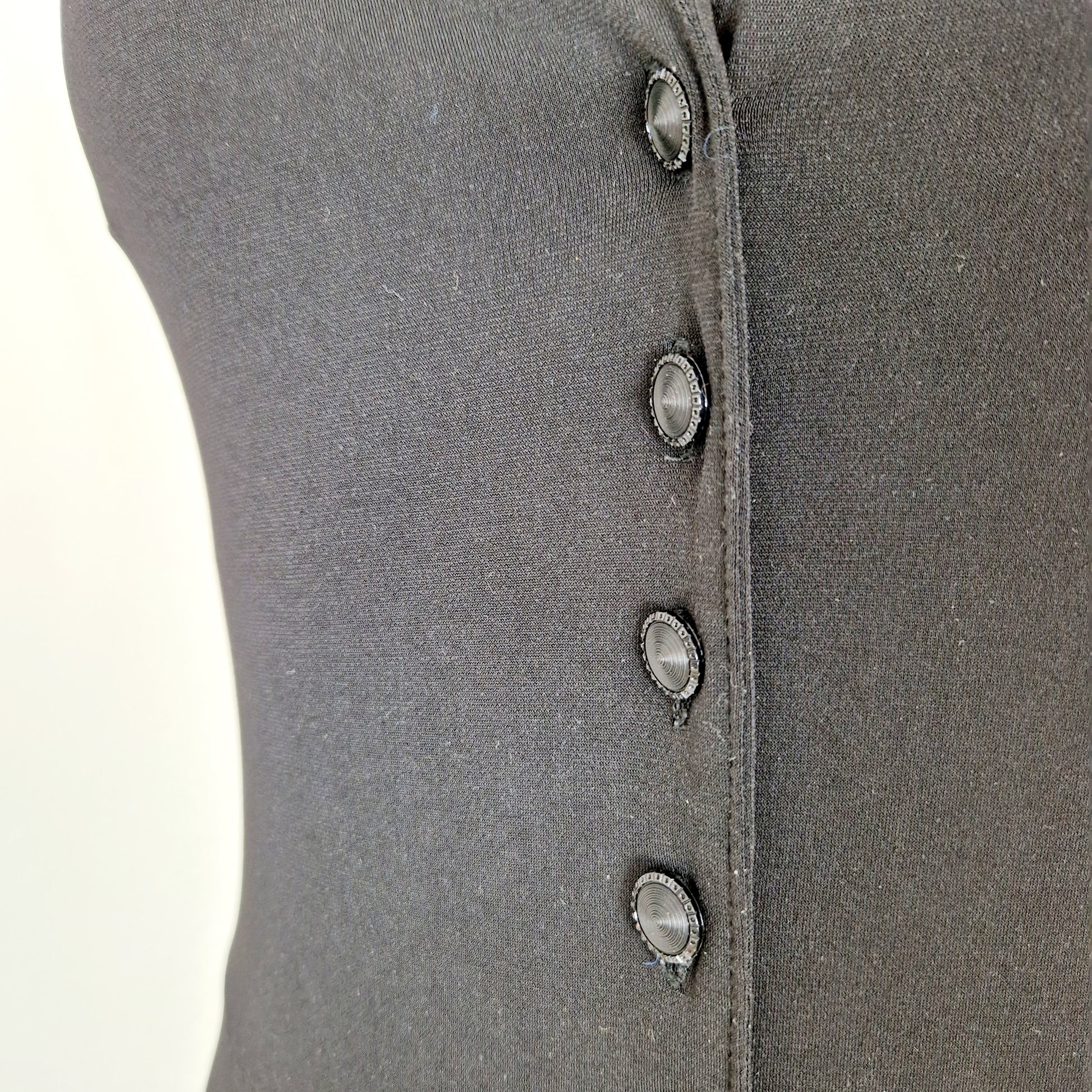 Einzigartiger und nachhaltiger Vintage Jumpsuit in schwarz mit Spitze. Unique and sustainable vintage jumpsuit in black with lace. Close-up.