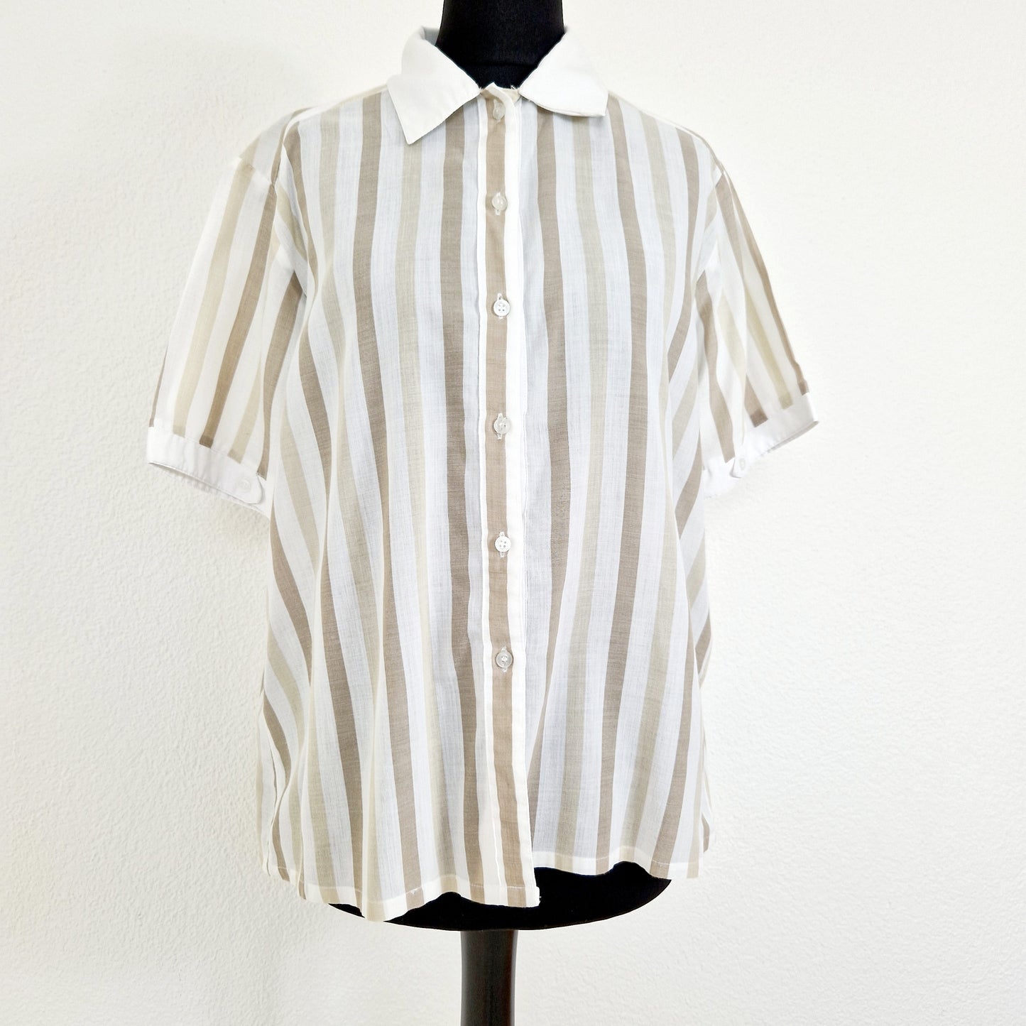 Einzigartige und nachhaltige Vintage Bluse weiss-beige gestreift. Unique and sustainable vintage blouse in white-beige with stripes. Front.