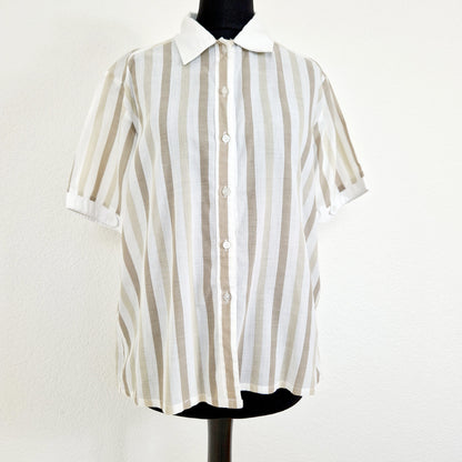 Einzigartige und nachhaltige Vintage Bluse weiss-beige gestreift. Unique and sustainable vintage blouse in white-beige with stripes. Front.