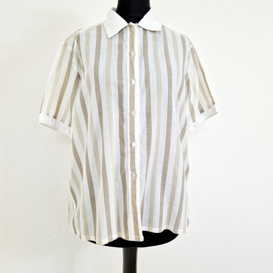 Einzigartige und nachhaltige Vintage Bluse weiss-beige gestreift. Unique and sustainable vintage blouse in white-beige with stripes. Front.