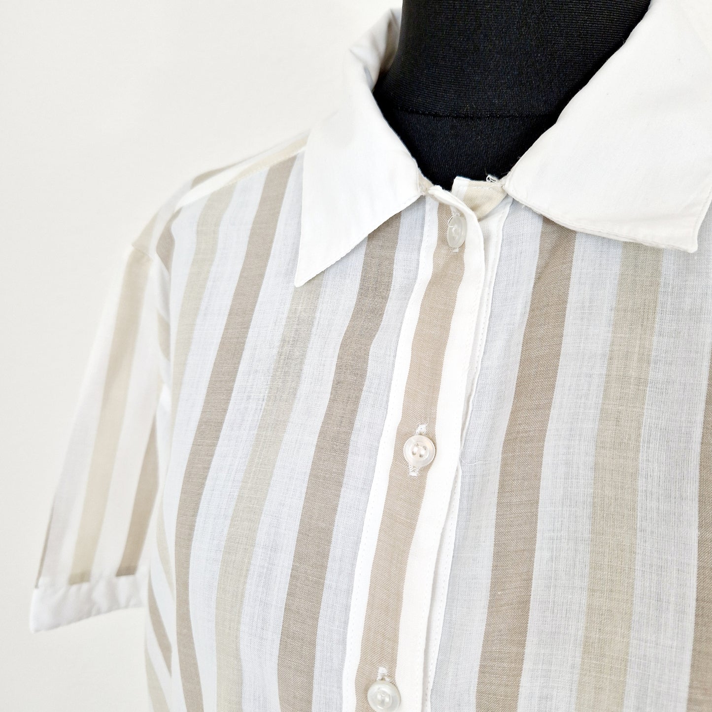 Einzigartige und nachhaltige Vintage Bluse weiss-beige gestreift. Unique and sustainable vintage blouse in white-beige with stripes. Close-up.