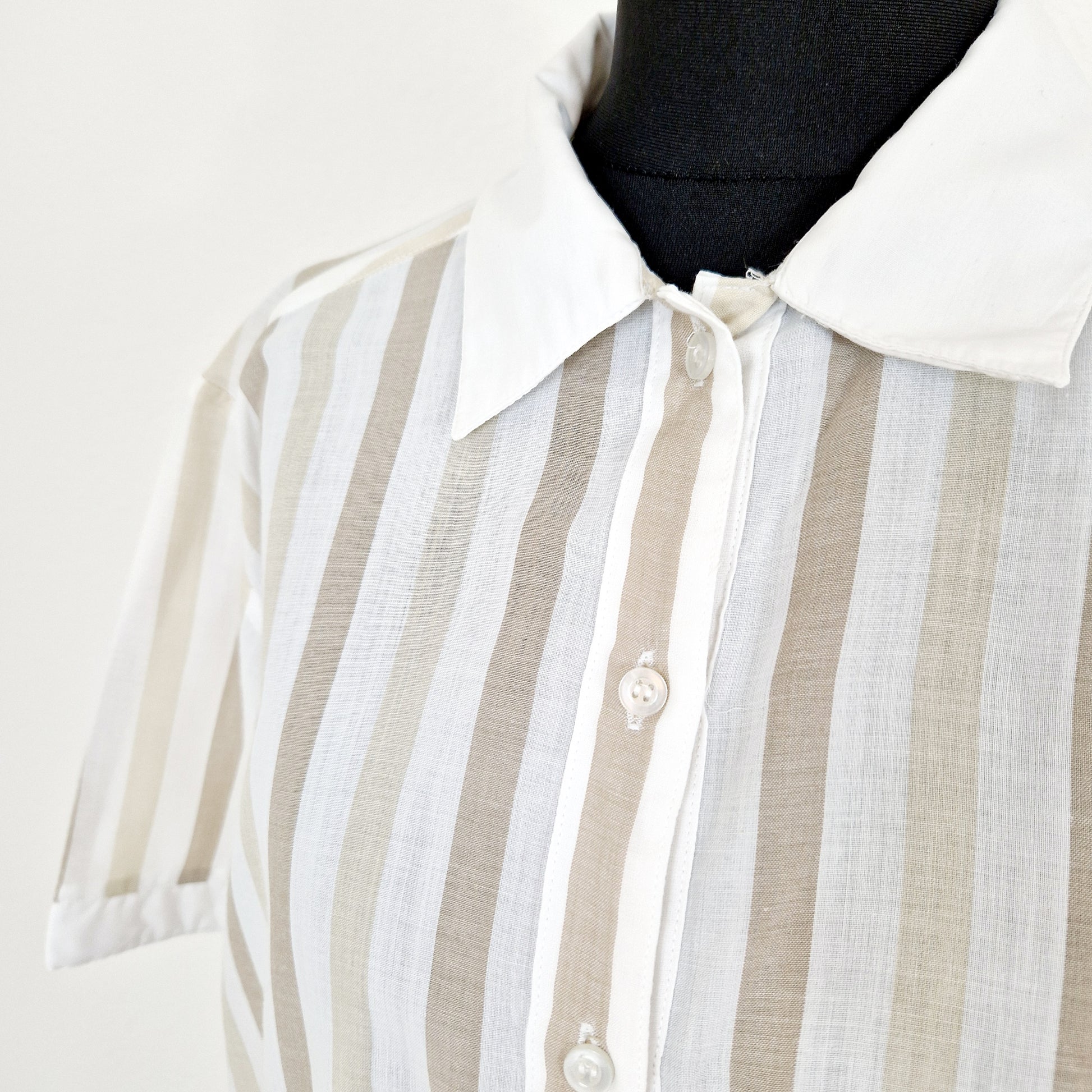 Einzigartige und nachhaltige Vintage Bluse weiss-beige gestreift. Unique and sustainable vintage blouse in white-beige with stripes. Close-up.