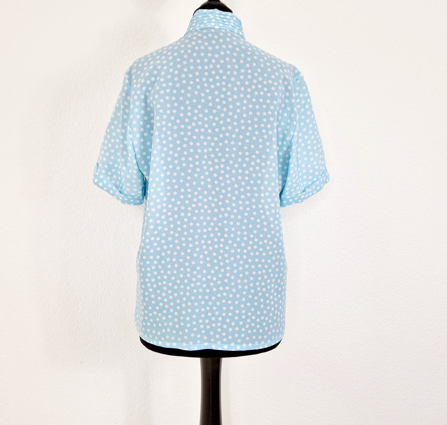 Einzigartige und nachhaltige Vintage Bluse in hellblau mit Punkten. Unique and sustainable vintage blouse in light blue with polka dots. Back.